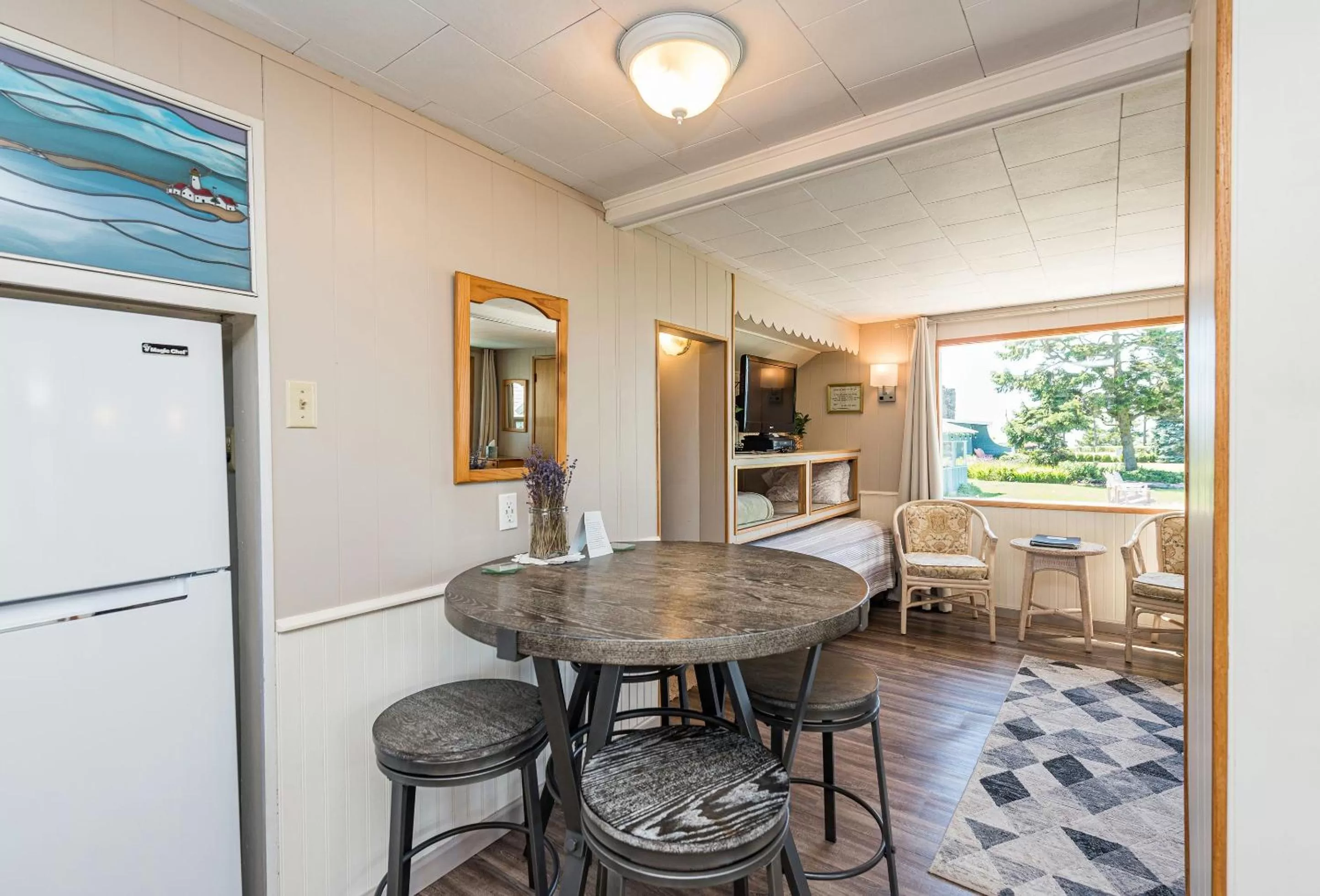 Kitchen or kitchenette in Juan de Fuca Waterfront Hotel & Cottages