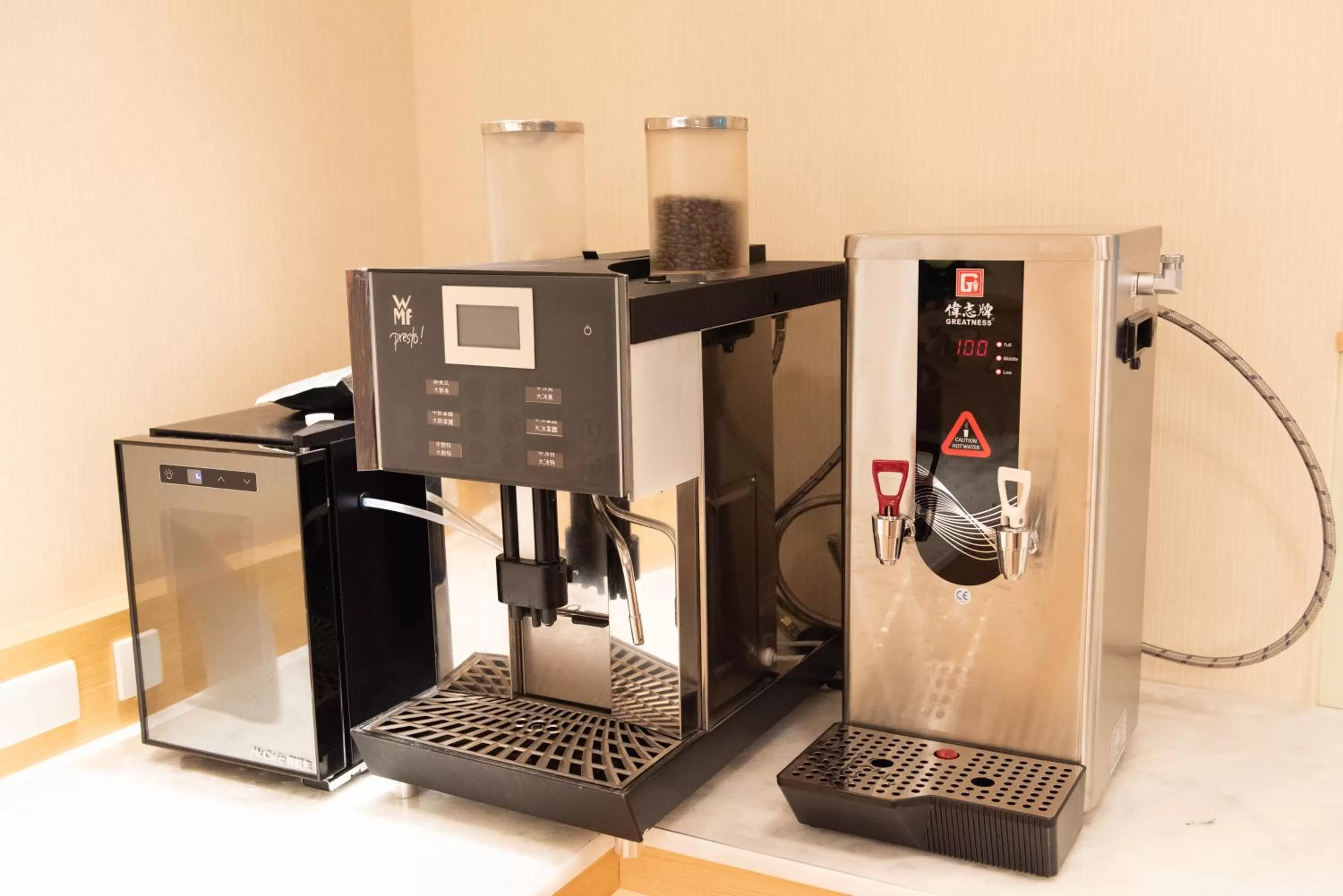 Coffee/tea facilities in N Hotel
