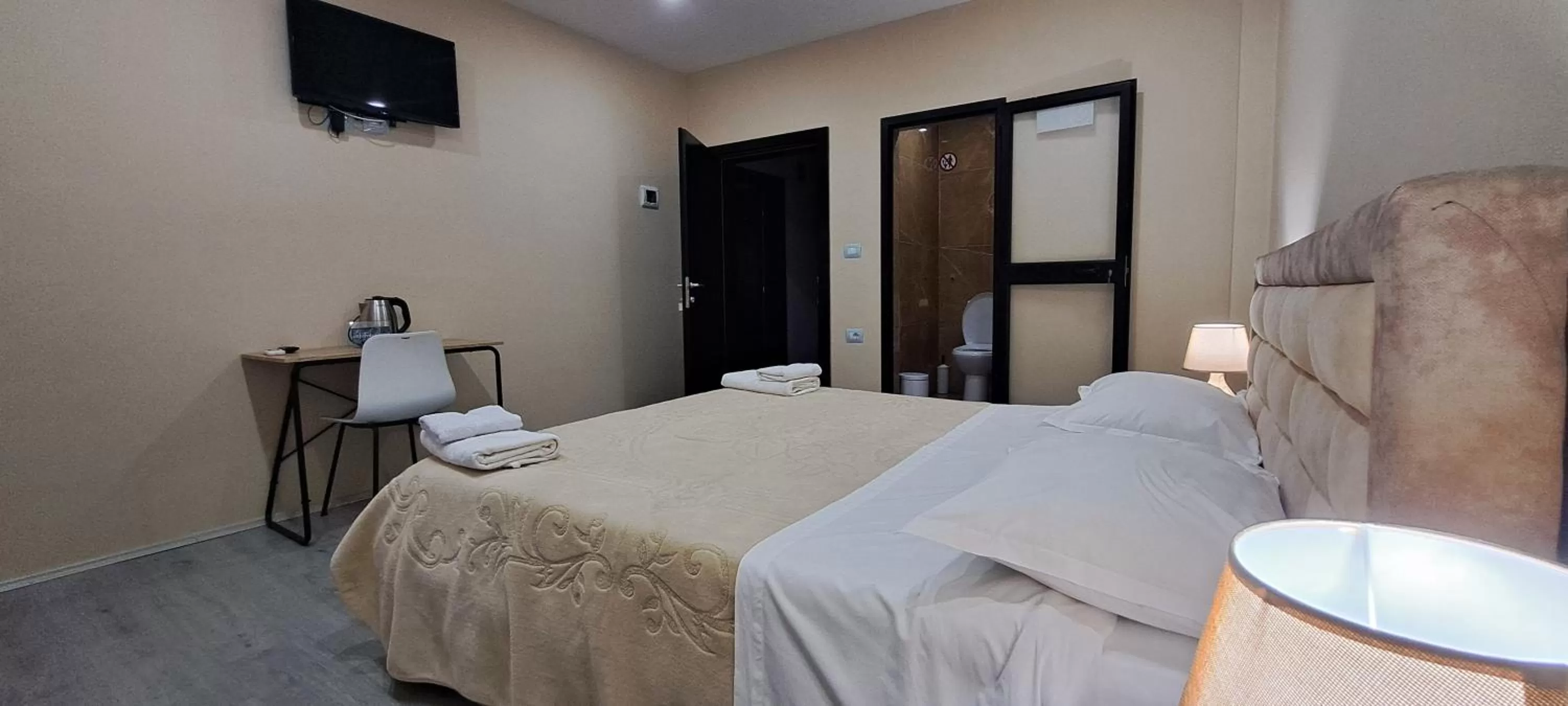 Bed in CityCenterHotel Shkoder