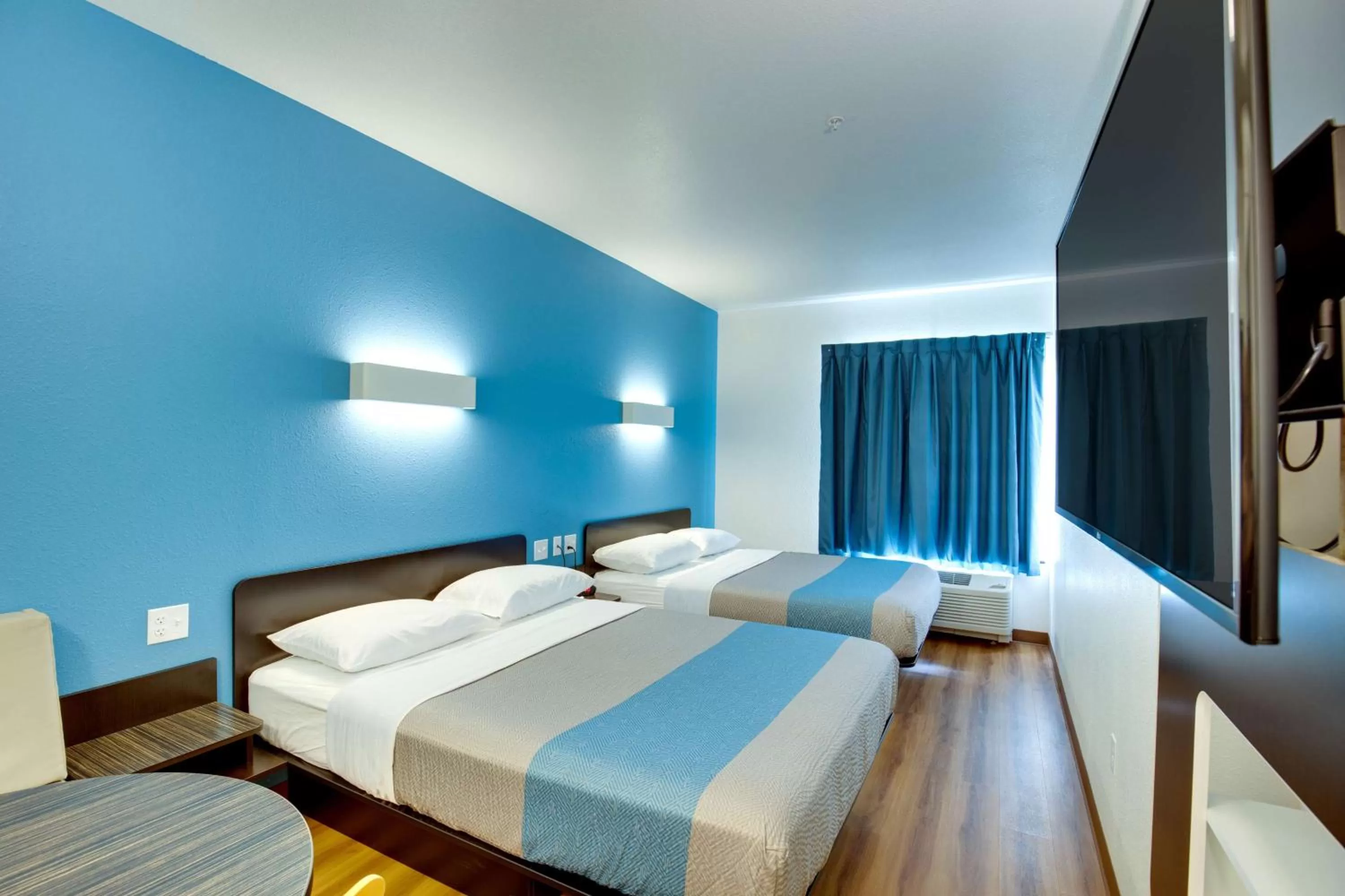 Photo of the whole room, Bed in Motel 6 Poplar Bluff, MO