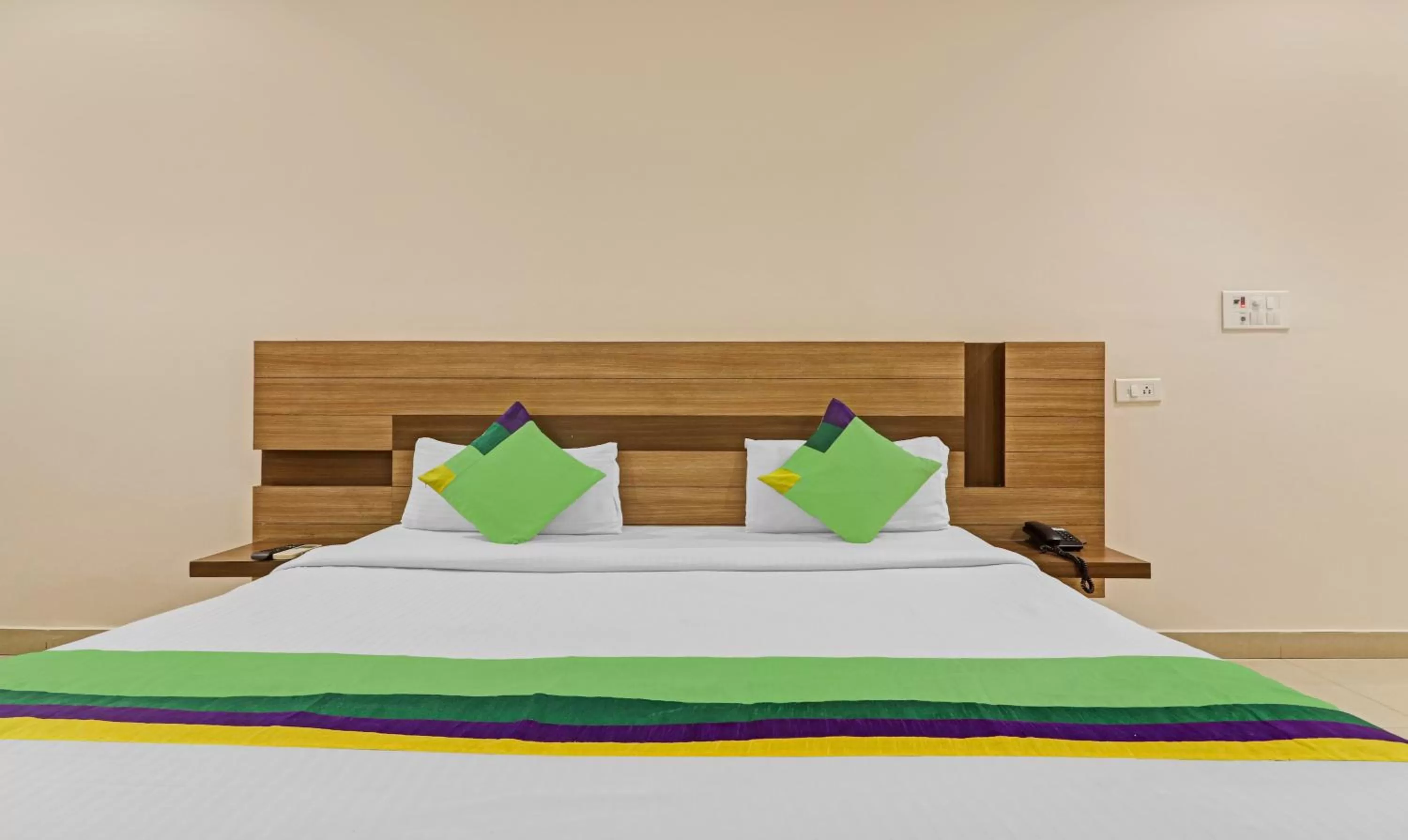 Bedroom, Bed in Treebo Pride Inn Botanica