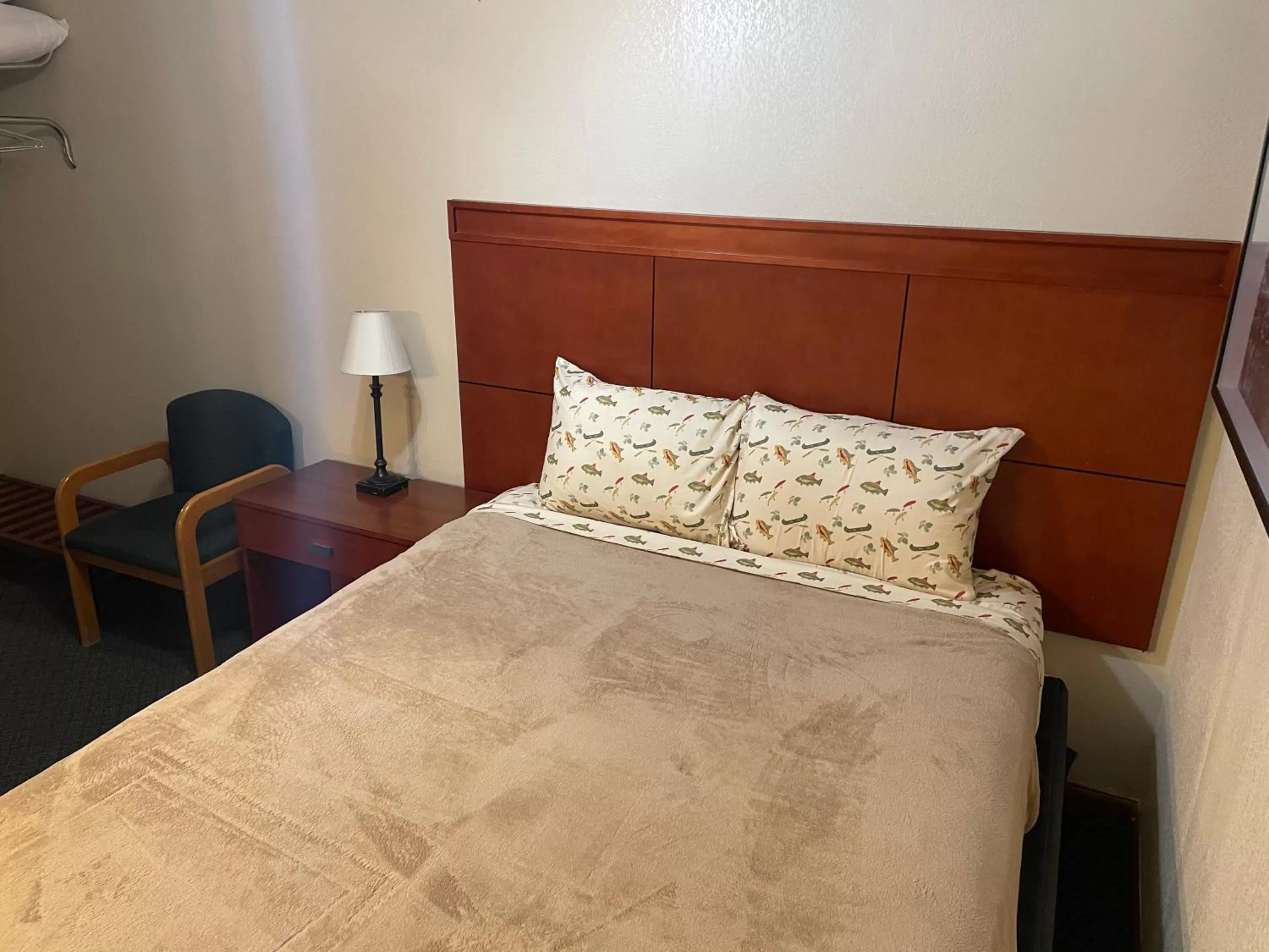 Bed in Hunter's Friend Resort near Silver Dollar City