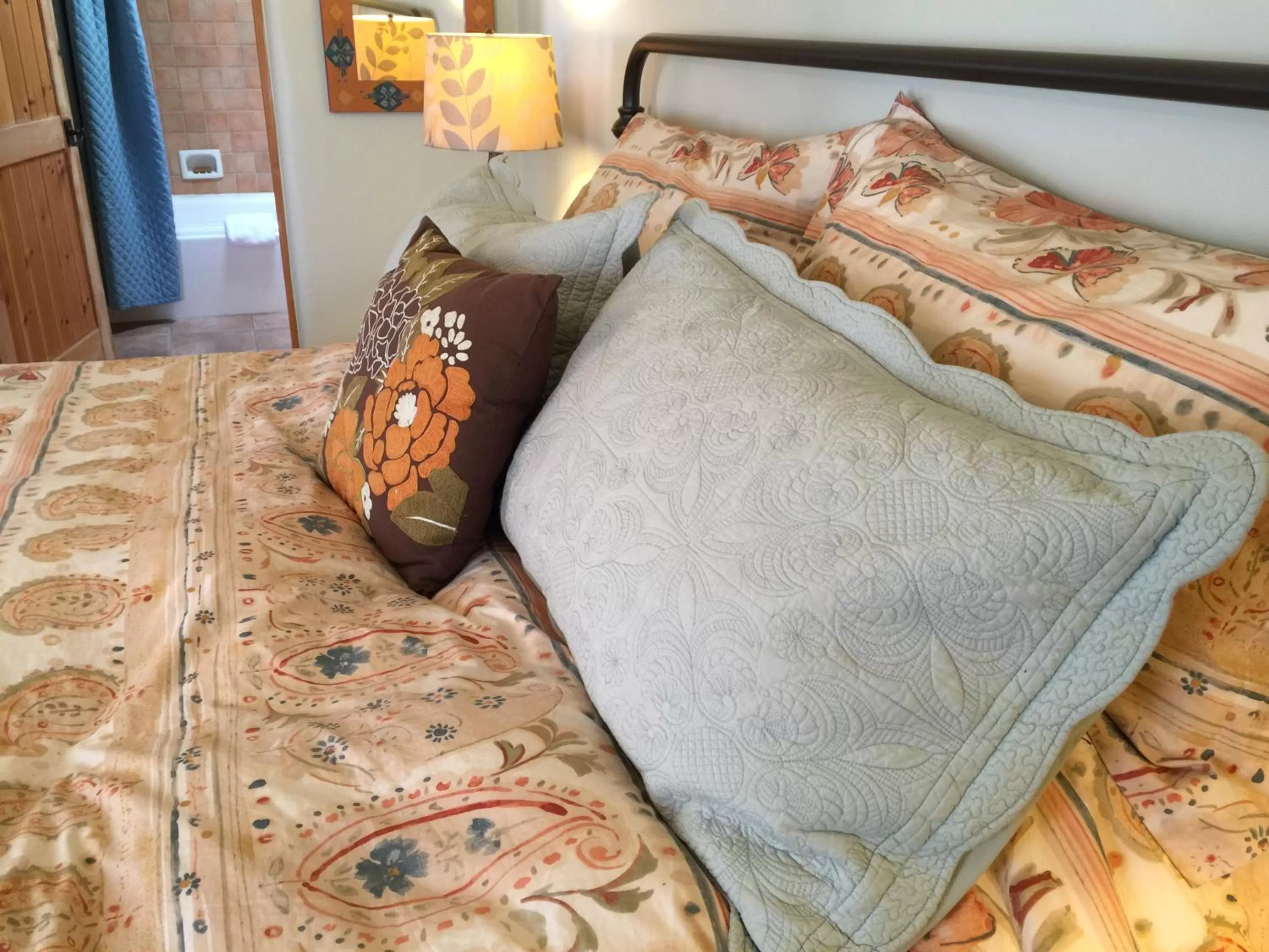 Decorative detail, Bed in Casa de Tres Lunas/House of Three Moons