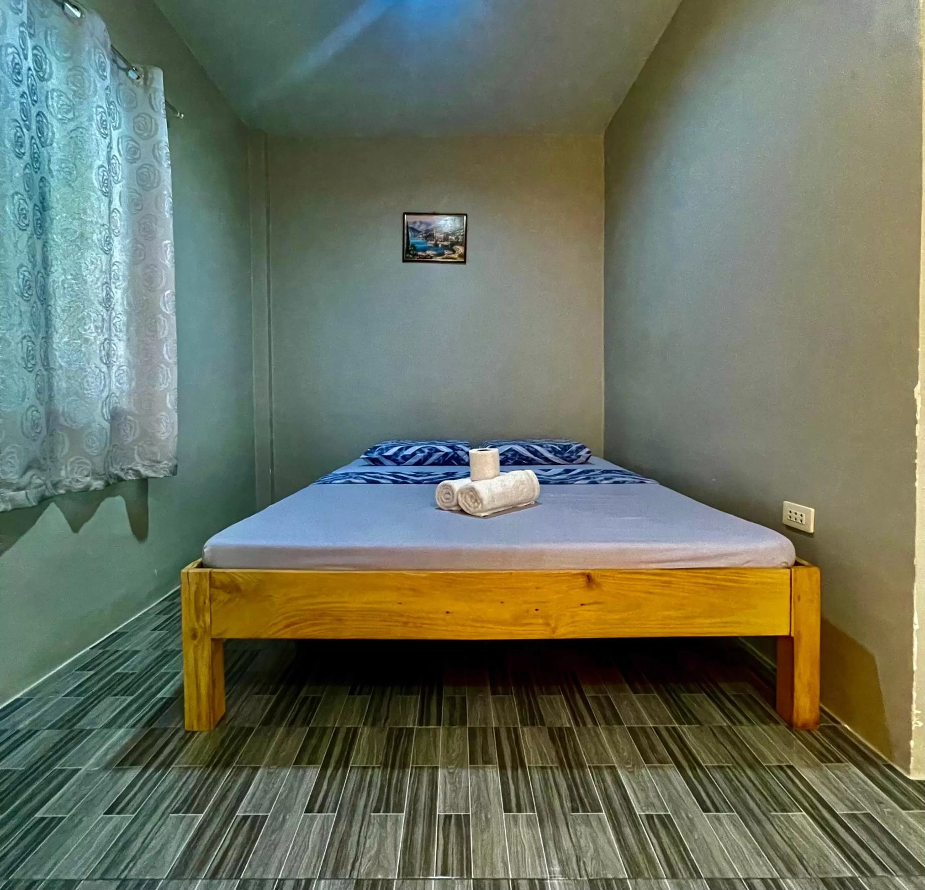 Bed in GOLDEN SUNSET INN