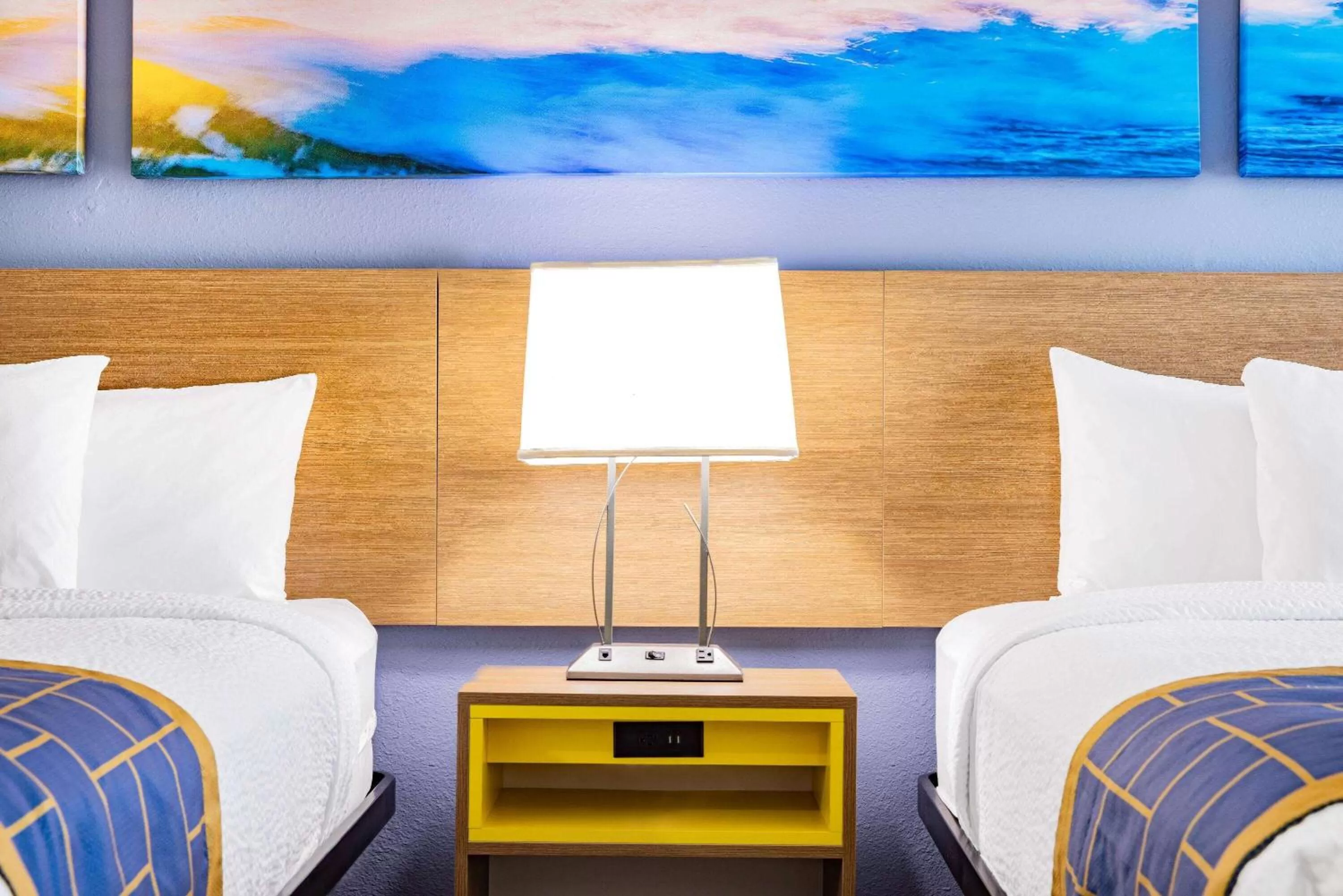 Photo of the whole room, Bed in Days Inn & Suites by Wyndham Savannah Midtown