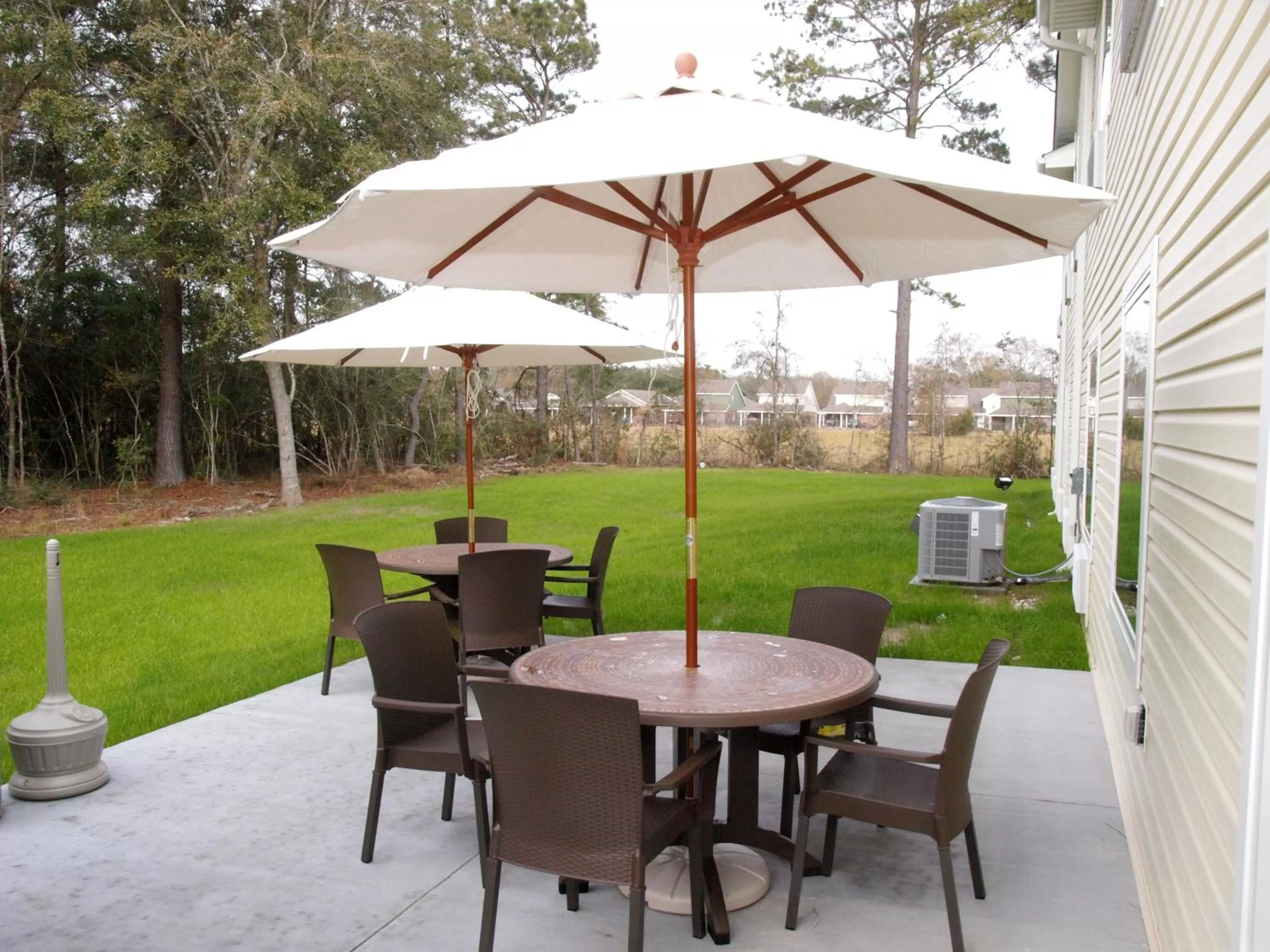 Patio in Cobblestone Inn & Suites - Vinton, LA