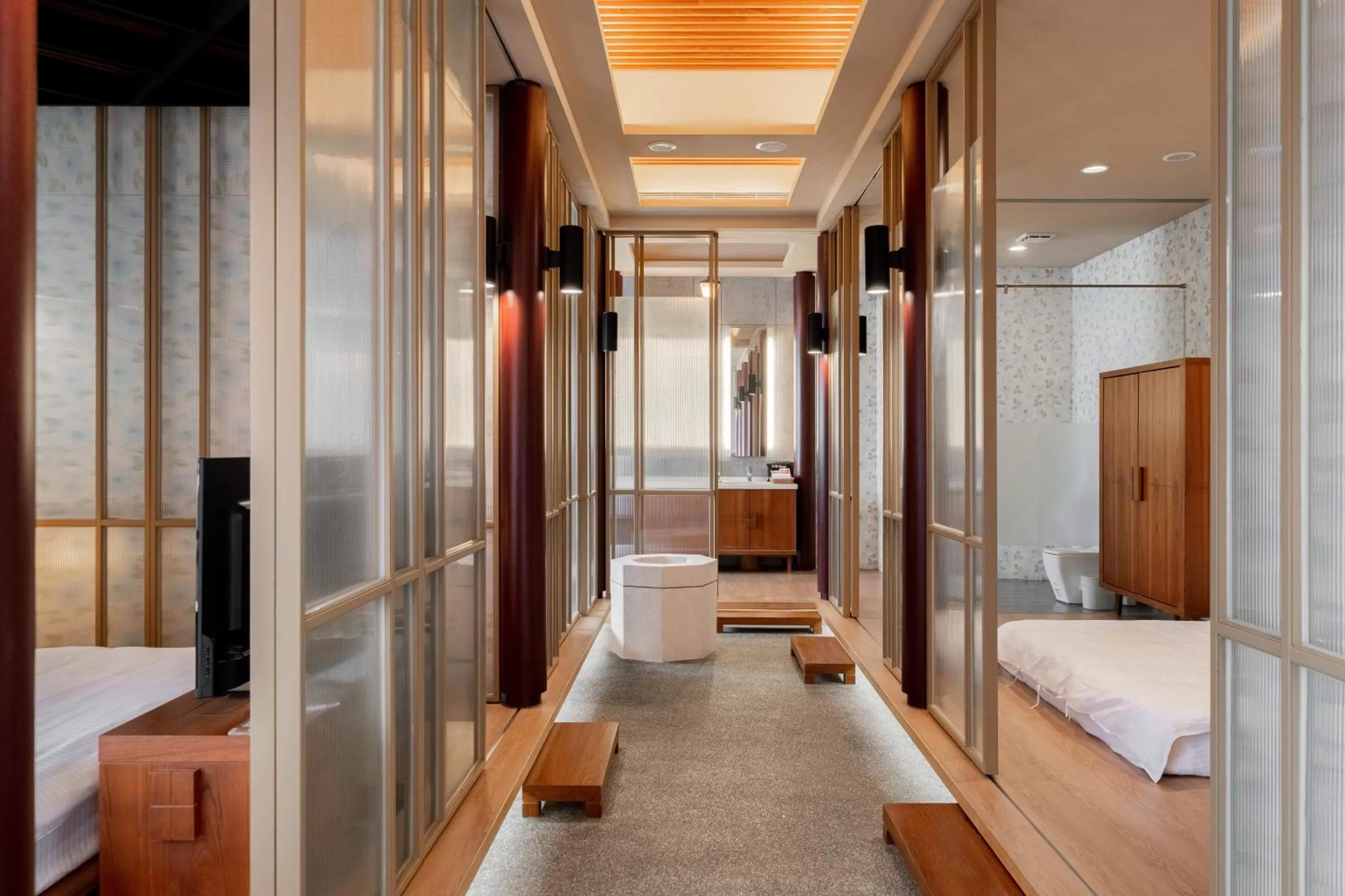 Photo of the whole room, Bed in Tian Xia Ju