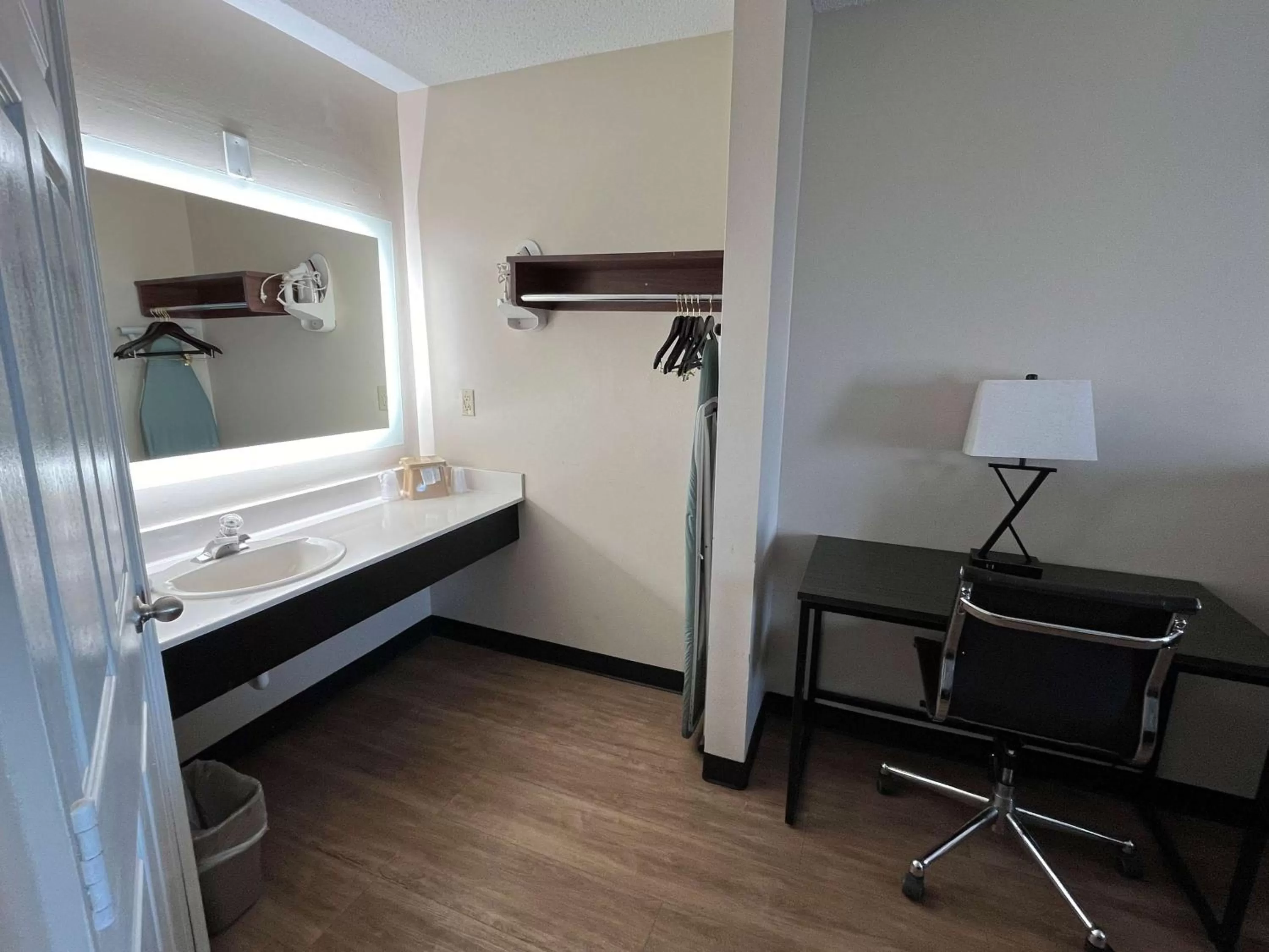 Bathroom, Bed in Motel 6 Georgetown, SC Marina