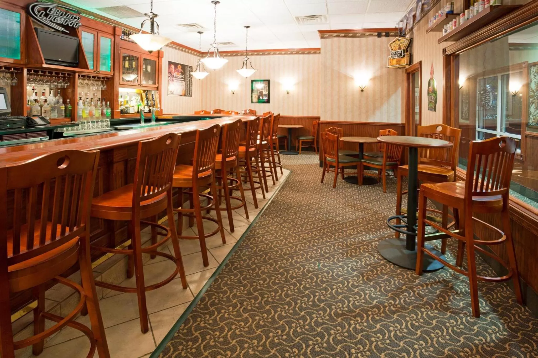 Lounge or bar in Holiday Inn Conference Center Marshfield by IHG