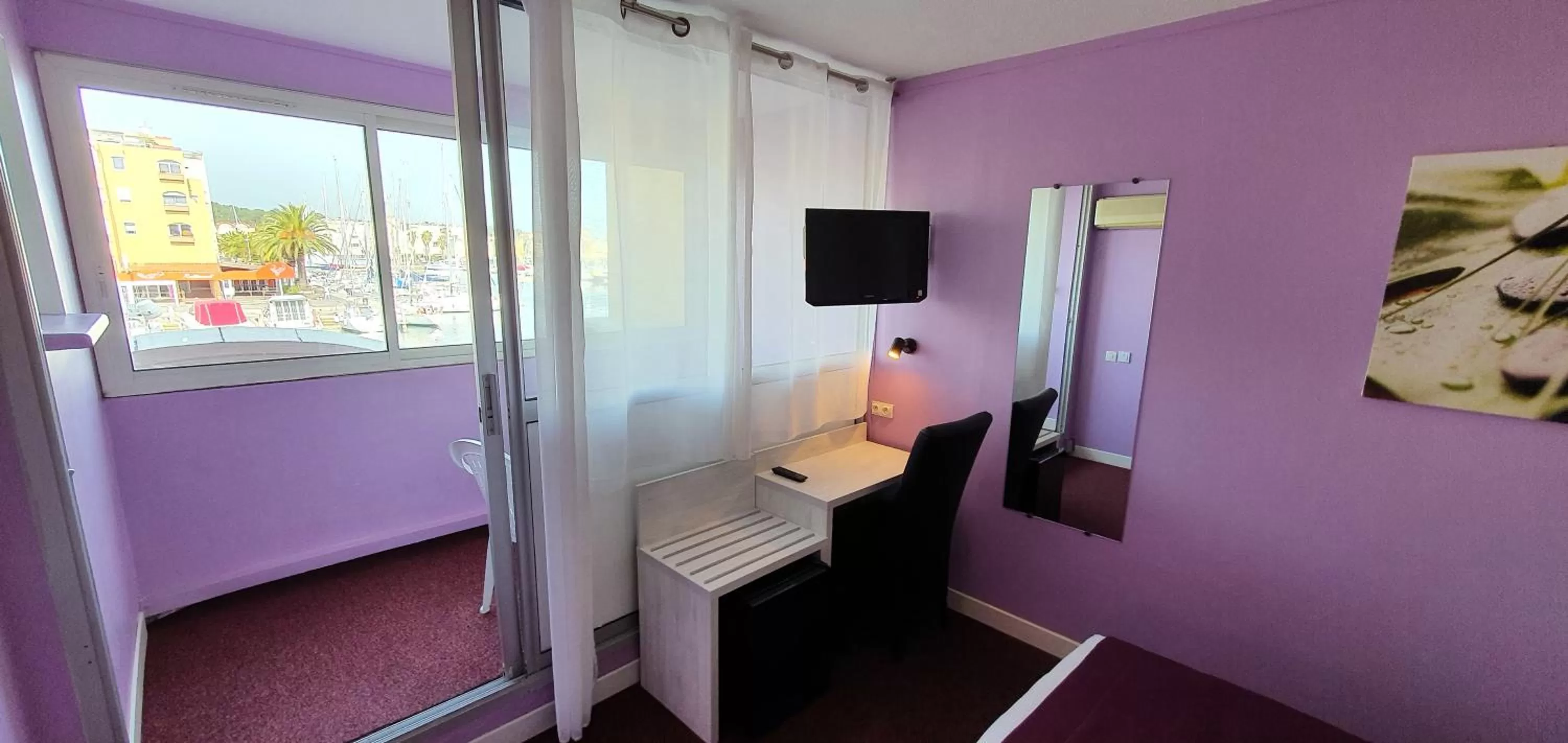 Bedroom, TV/Entertainment Center in Hôtel Port Beach