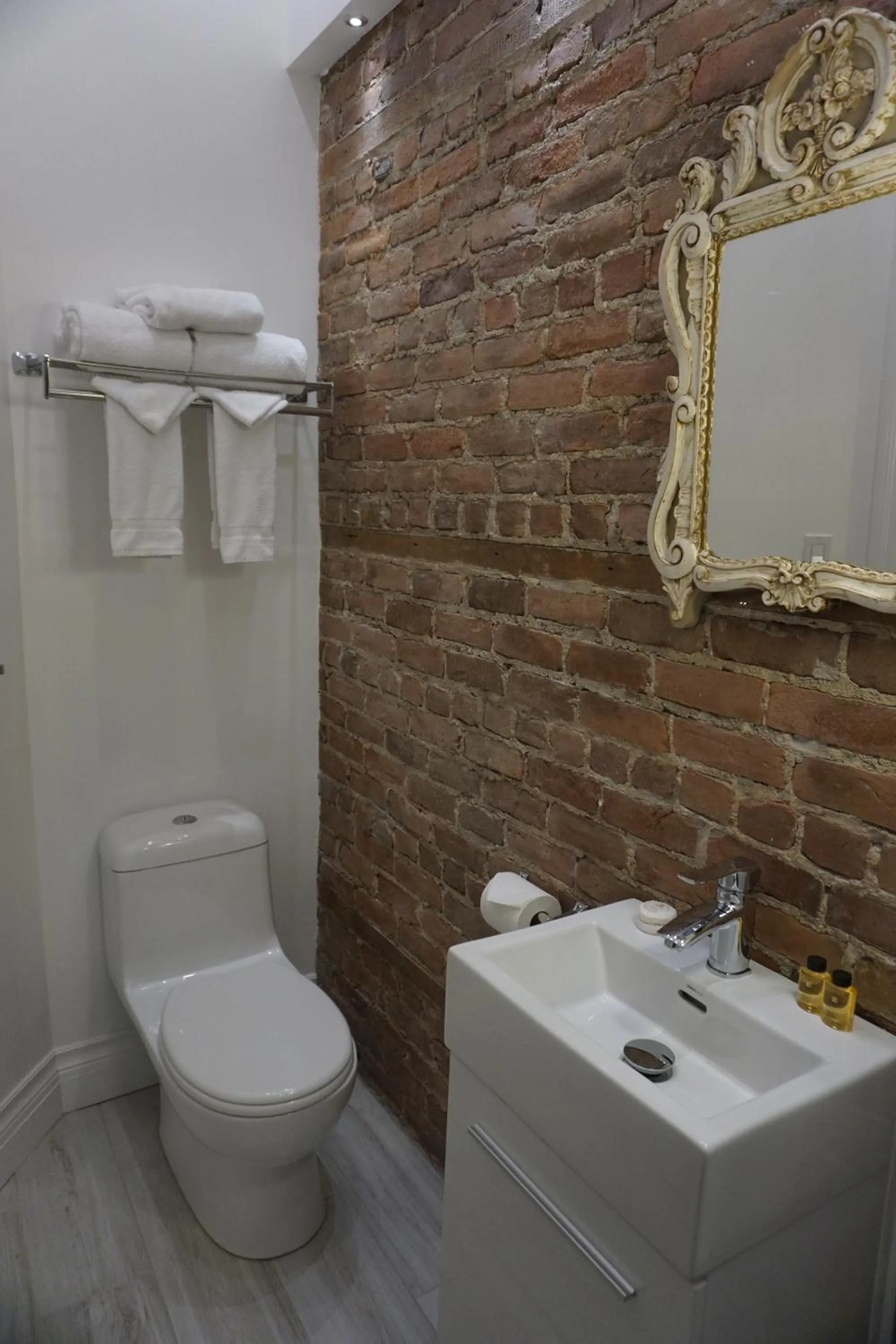 Toilet in Hôtel Marie-Rollet