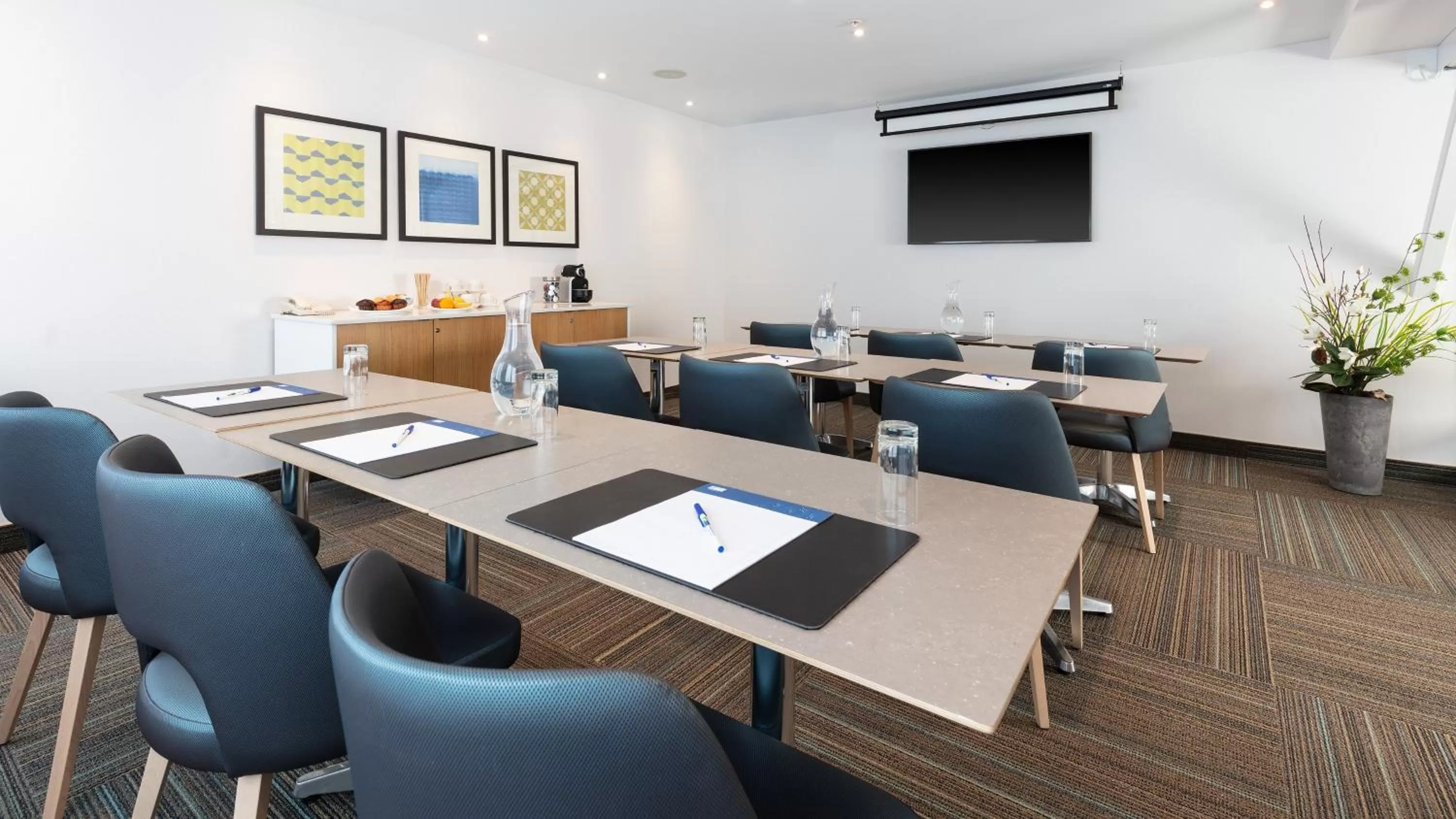 Meeting/conference room in Holiday Inn Express Quebec City-Sainte Foy by IHG