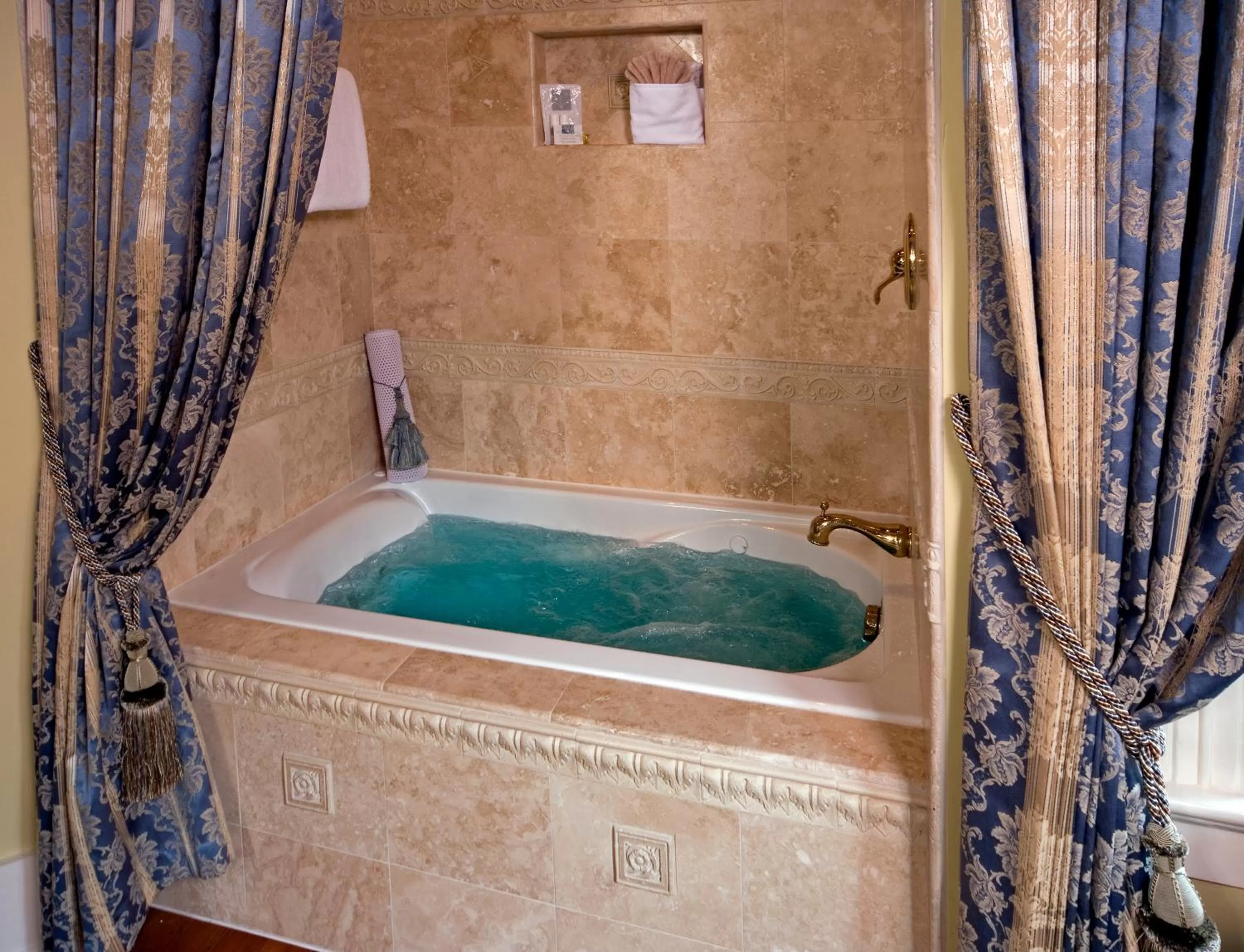 Bathroom in Cedar House Inn