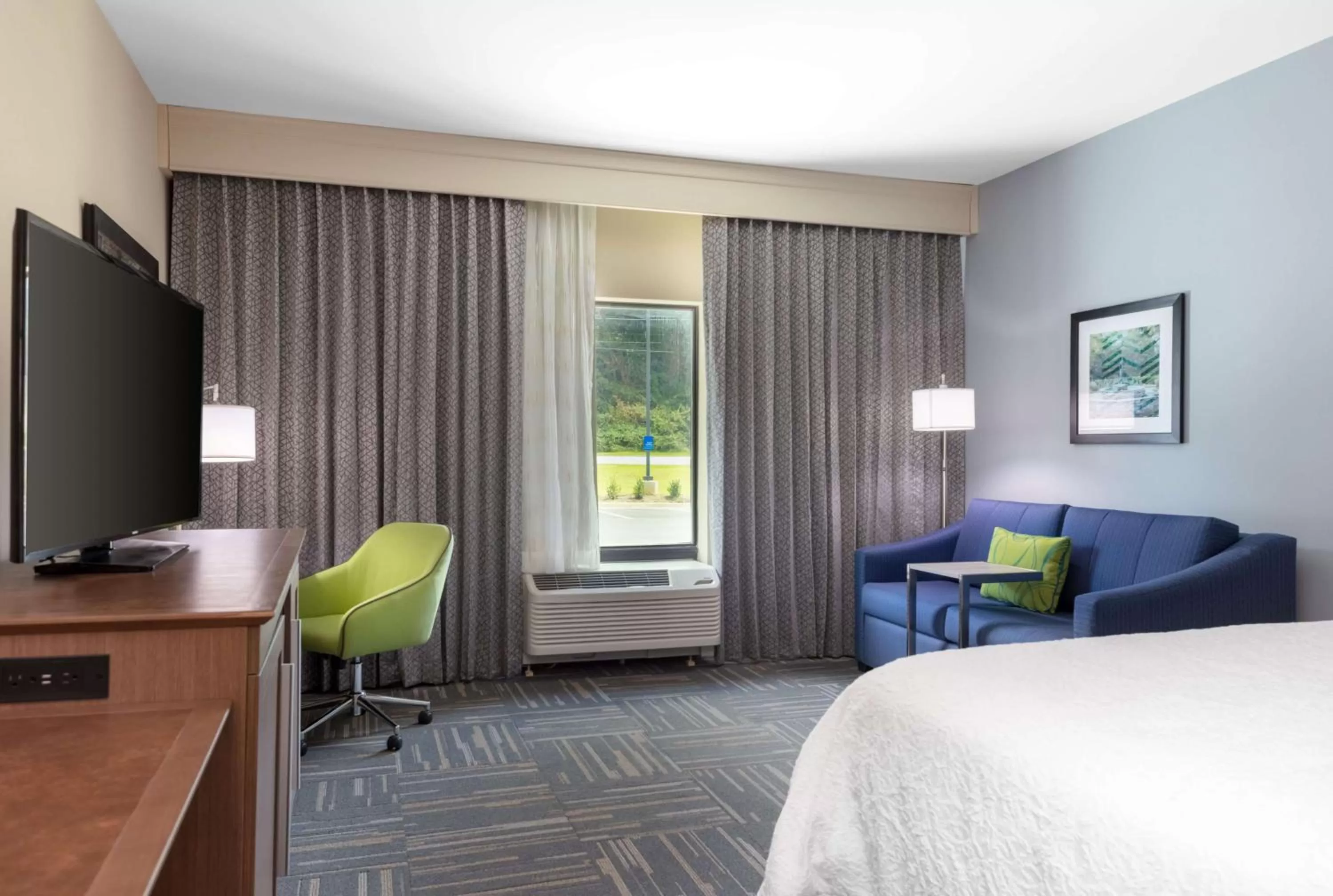 Living room, Bed in Hampton Inn Wetumpka