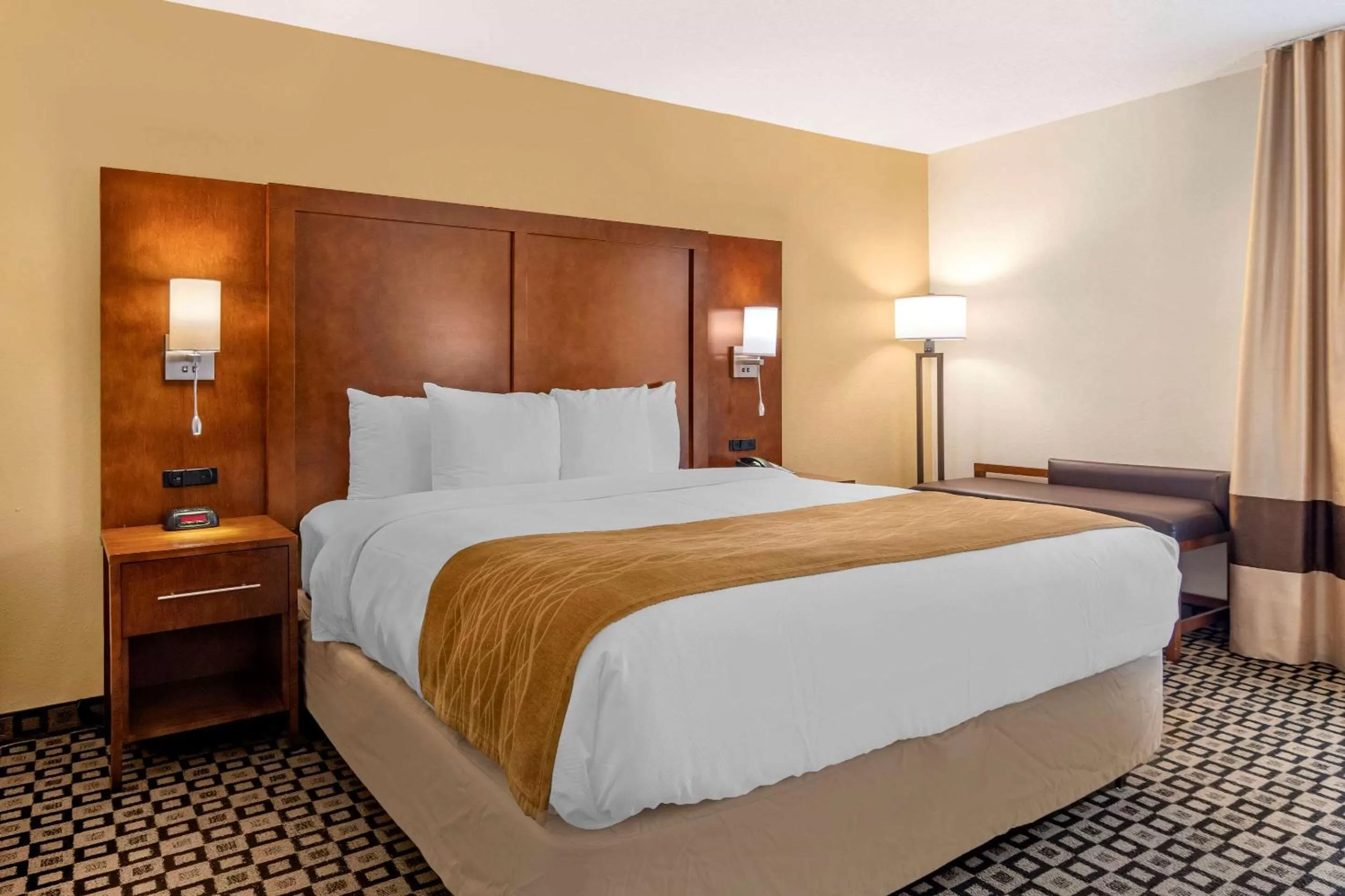 Photo of the whole room, Bed in Comfort Inn & Suites Athens North