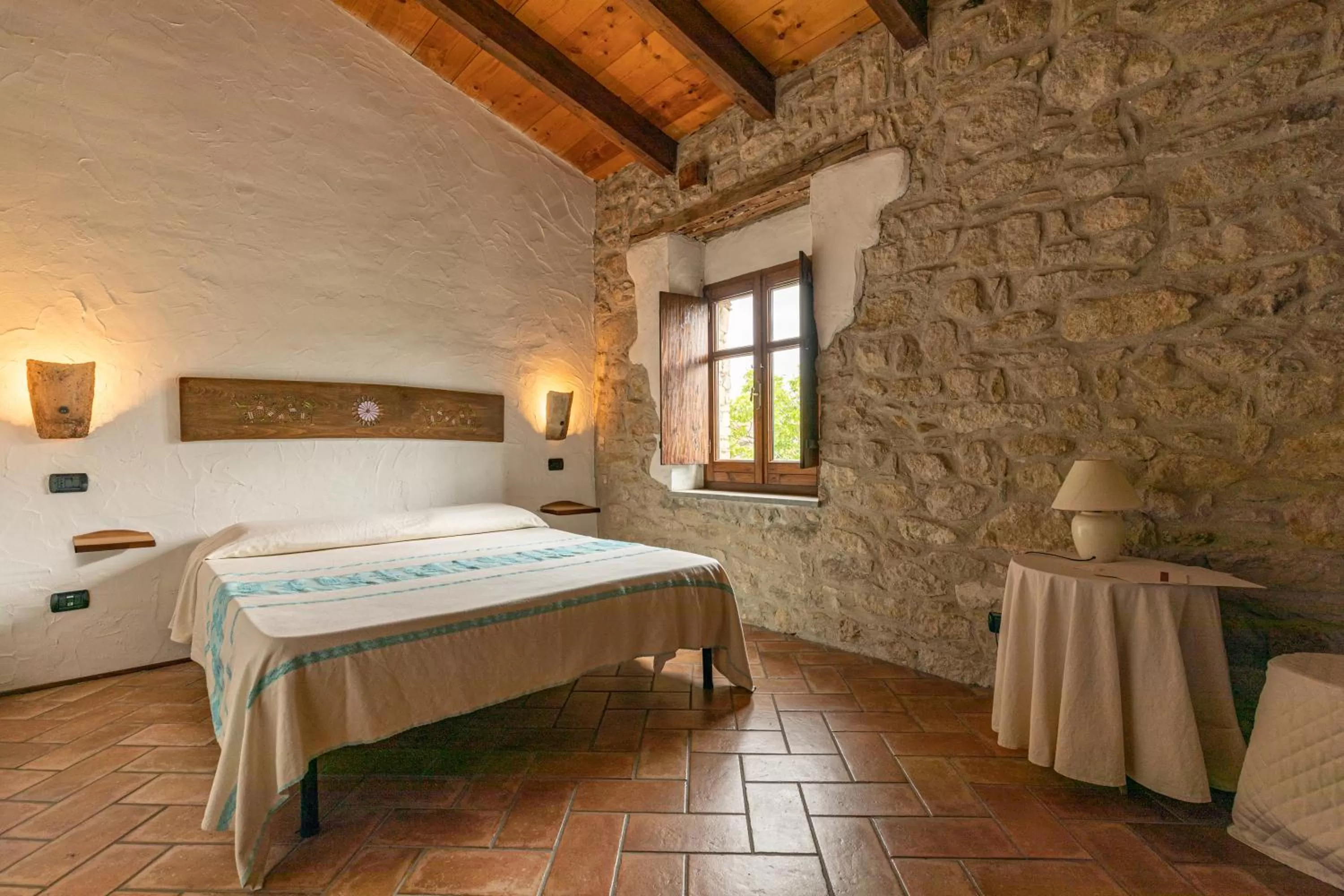 Bed in Hammam Rooms and Restaurant, Cagliari, Senorbí