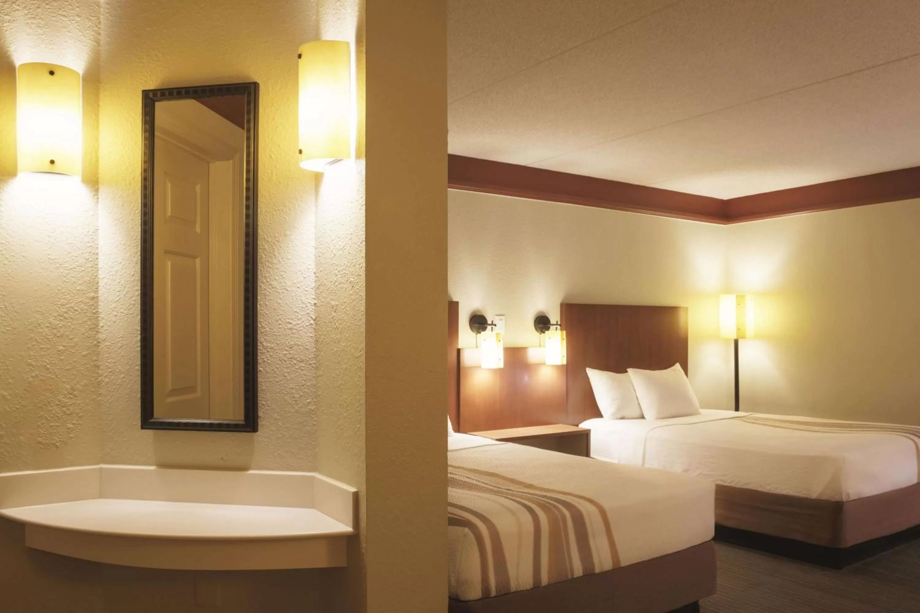 Photo of the whole room, Bed in La Quinta by Wyndham Atlanta Ballpark/Galleria