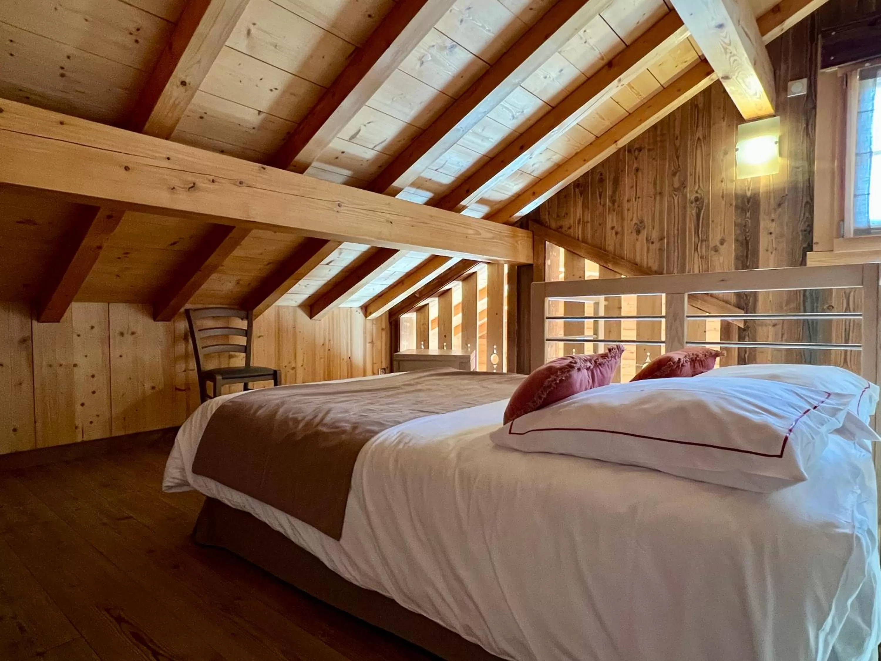 Bed in LOGIS HÔTEL, CHALETS et RESTAURANT LES CHATELMINÉS