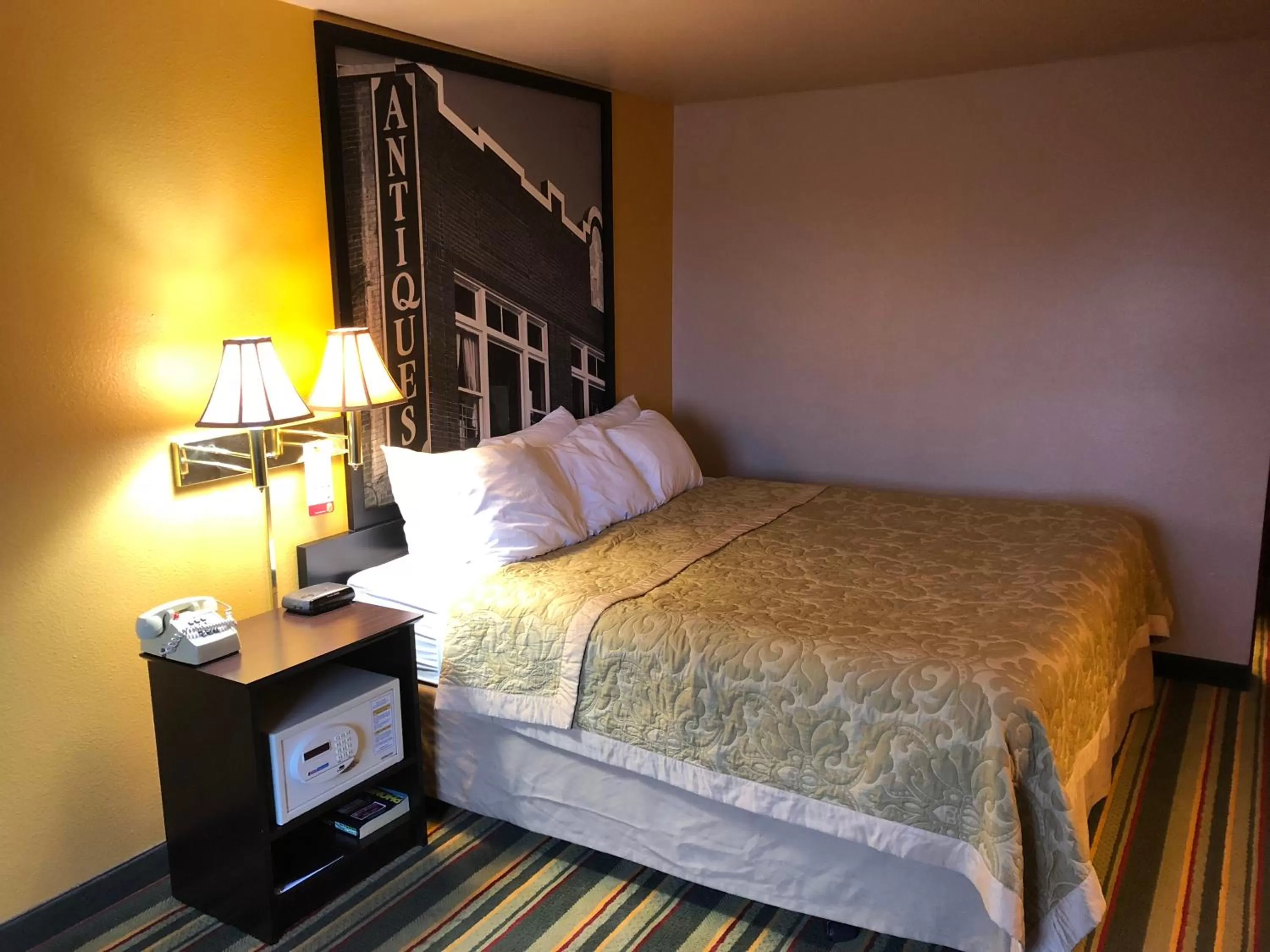 Bedroom, Bed in Super 8 by Wyndham Coeur d'Alene