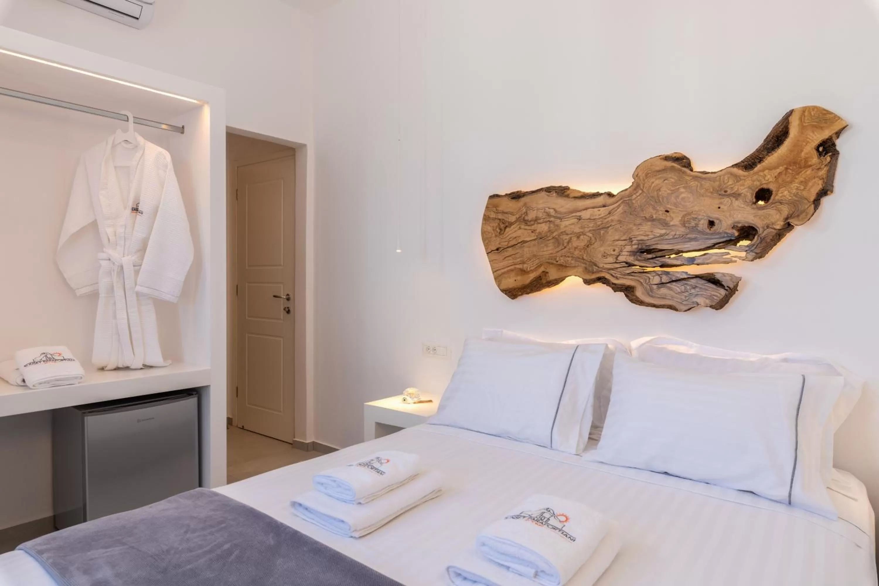 Bed in Sunset Paraportiani Rooms