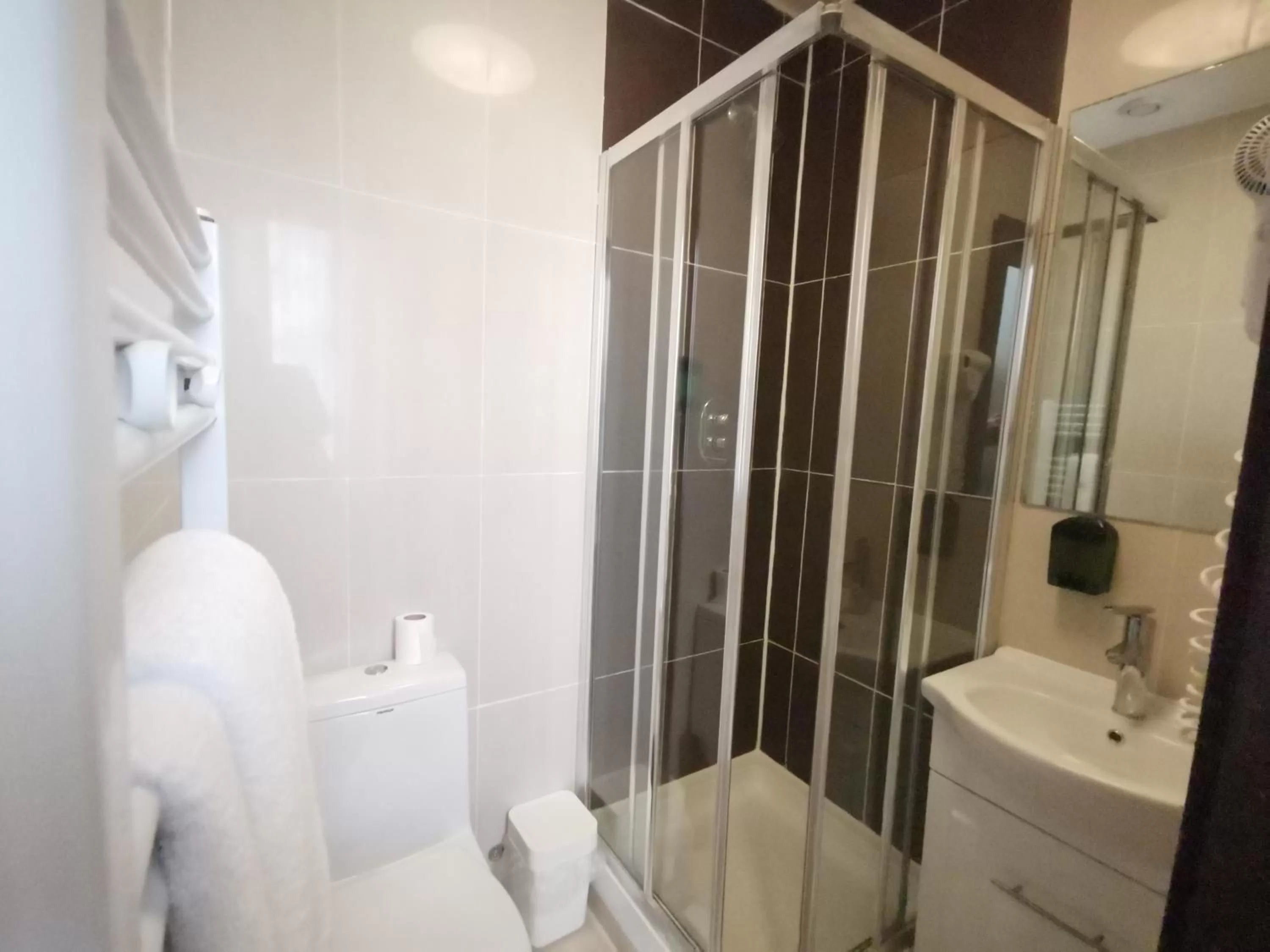 Shower in The Royale Chulan Hyde Park Hotel