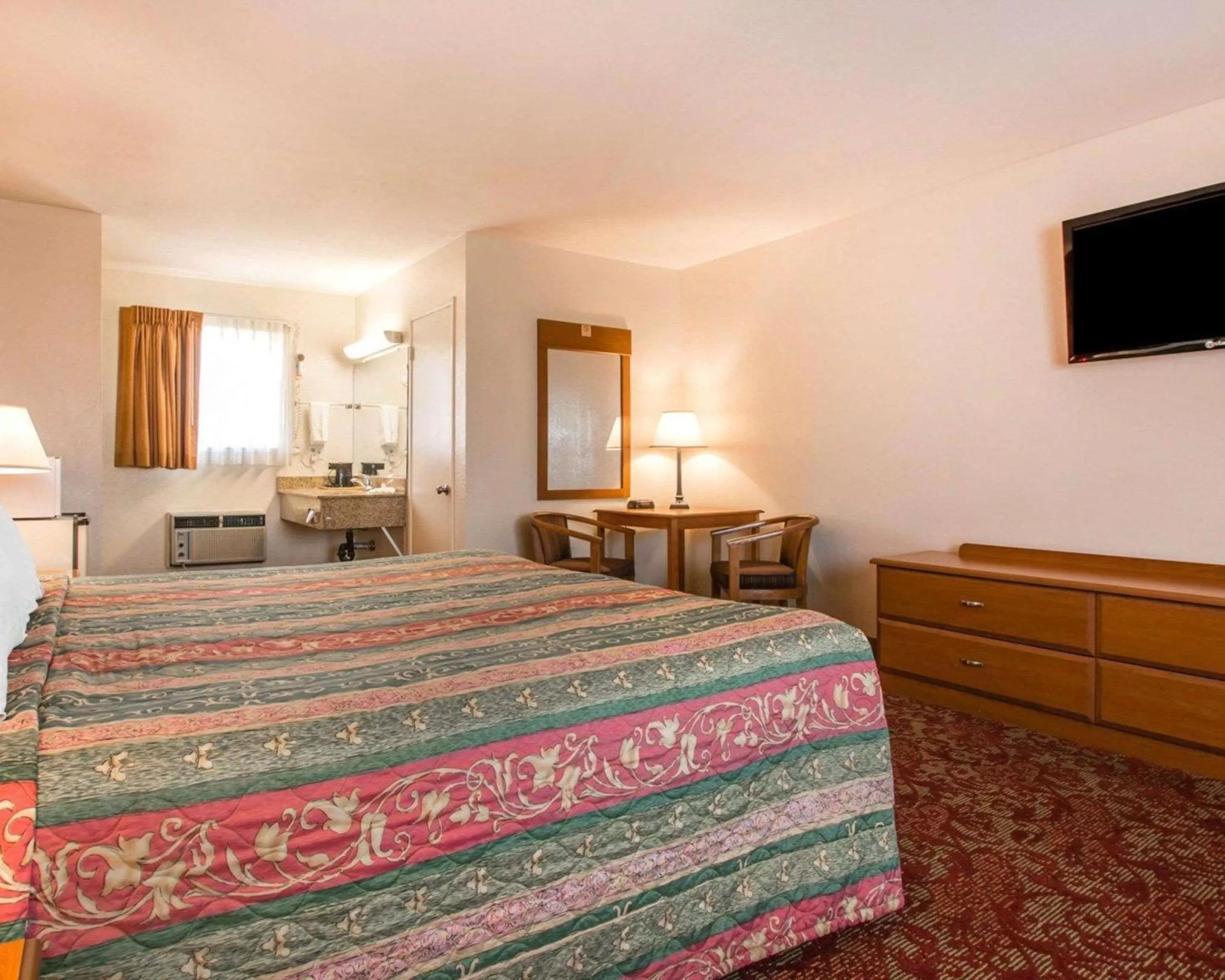 Photo of the whole room, Bed in Rodeway Inn Fallbrook Downtown