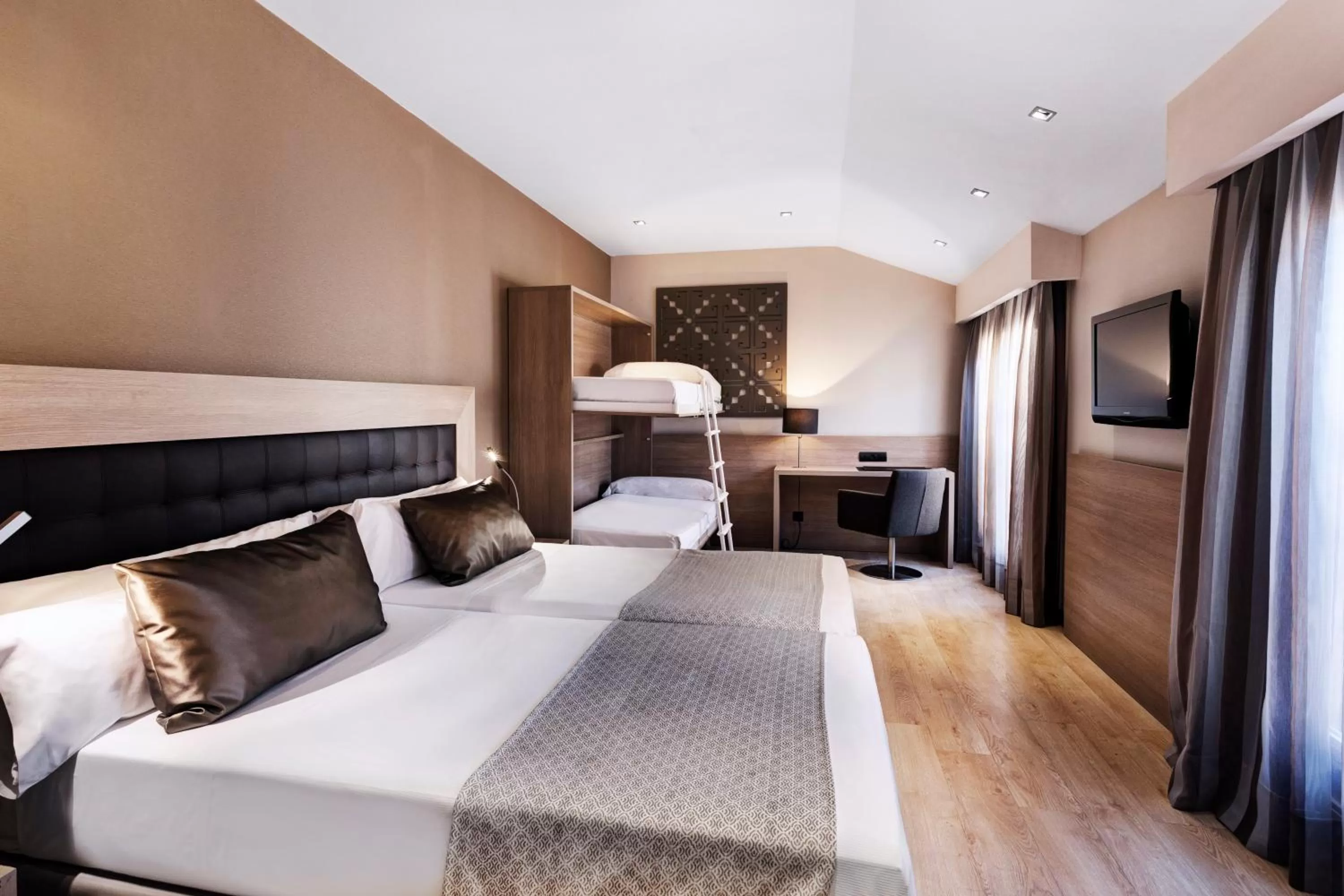 Photo of the whole room, Bed in Catalonia Atocha