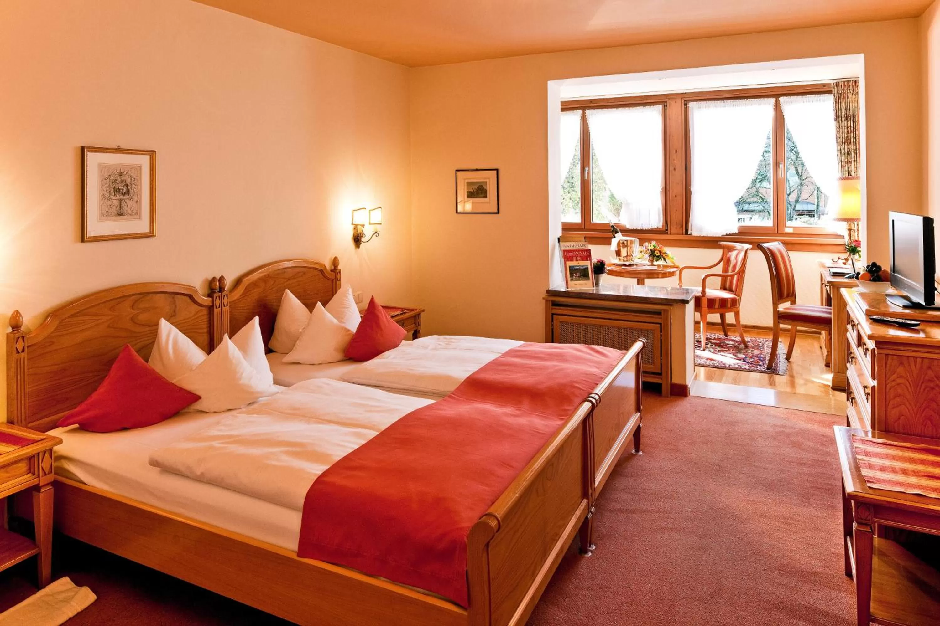 Photo of the whole room, Bed in Reindl's Partenkirchener Hof