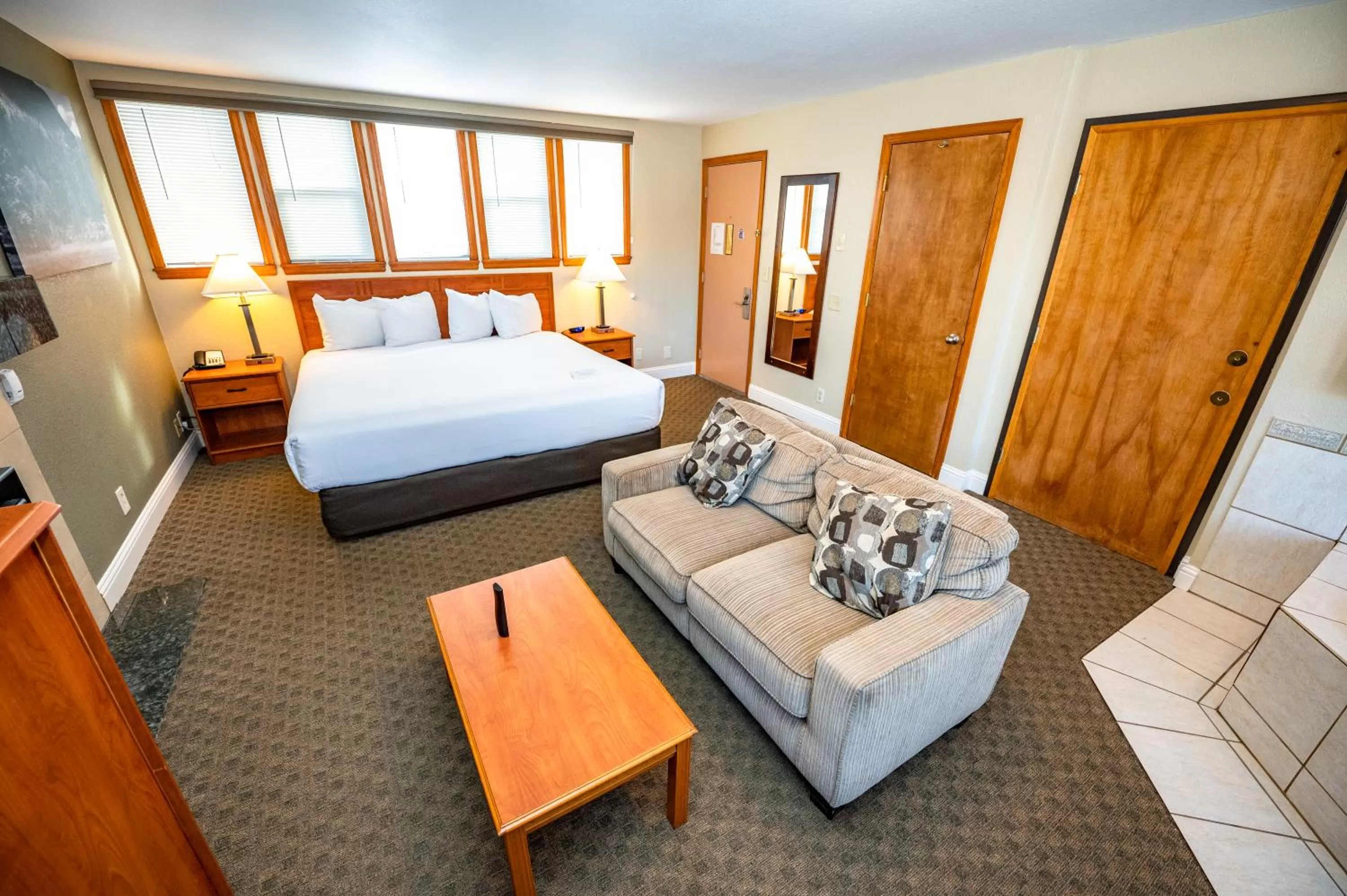 Photo of the whole room, Bed in Blue Door Inn