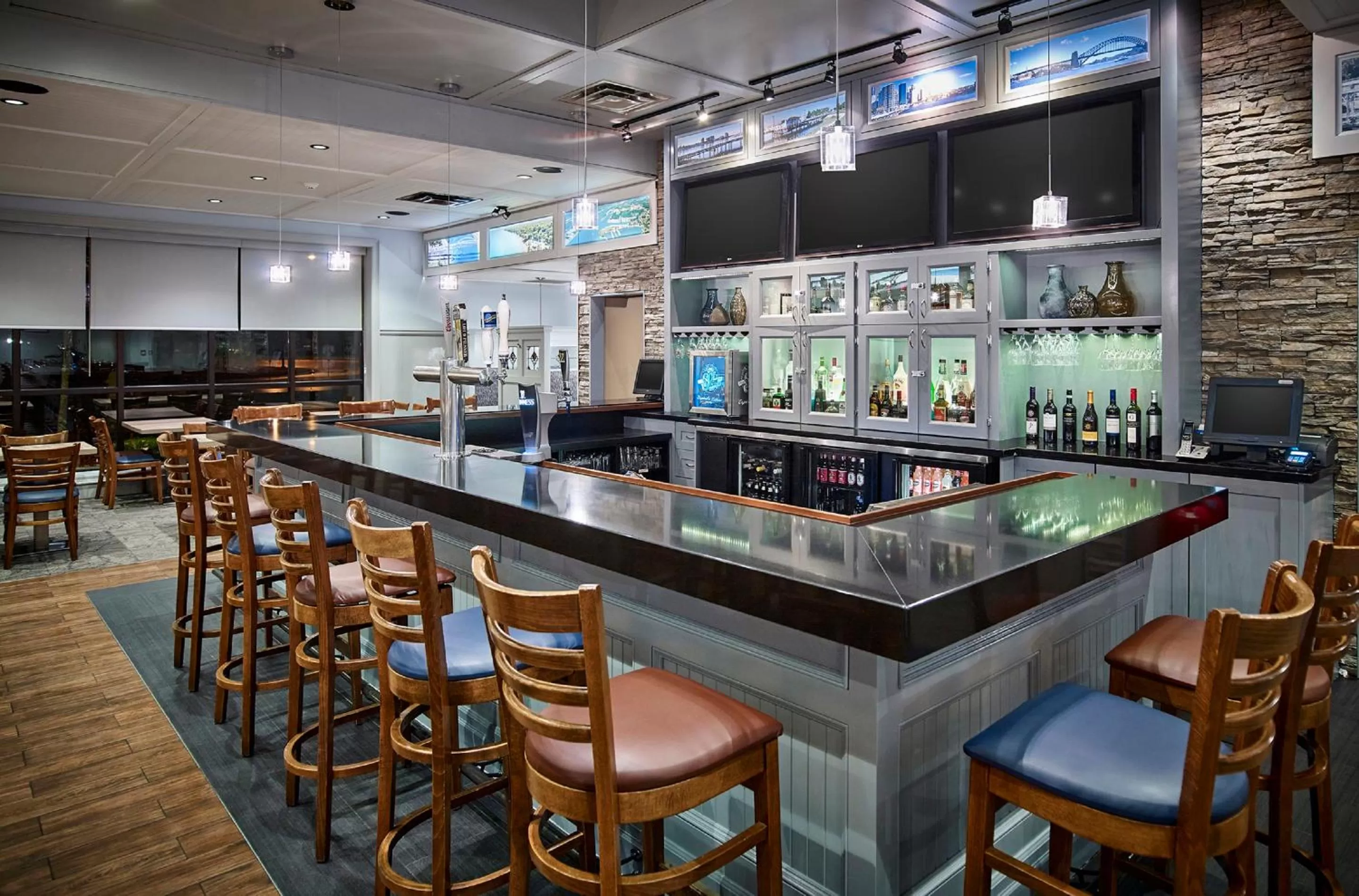 Restaurant/places to eat in Best Western Plus Guildwood Inn