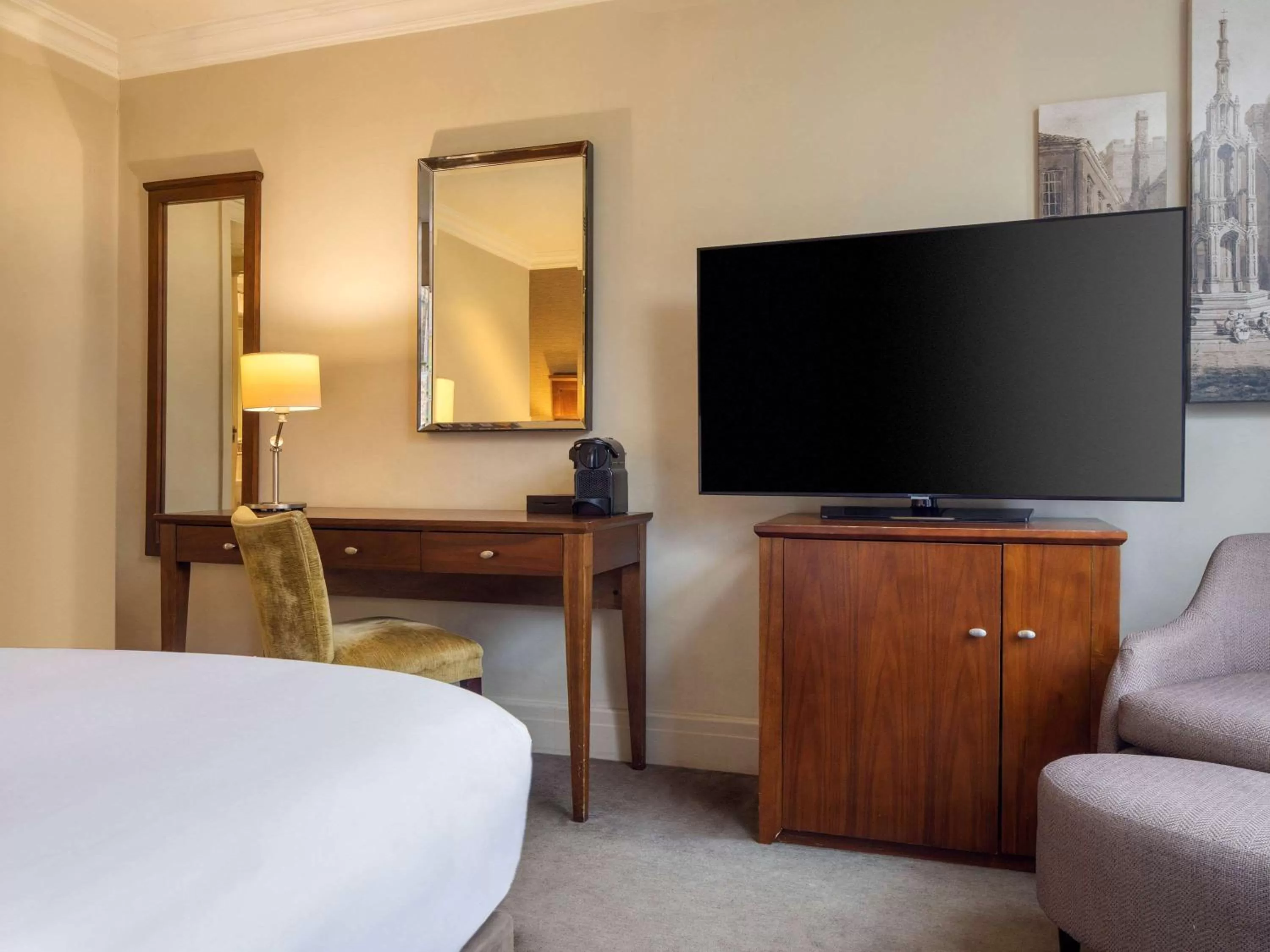 TV and multimedia, Bed in Winchester Wessex Hotel by Sunday