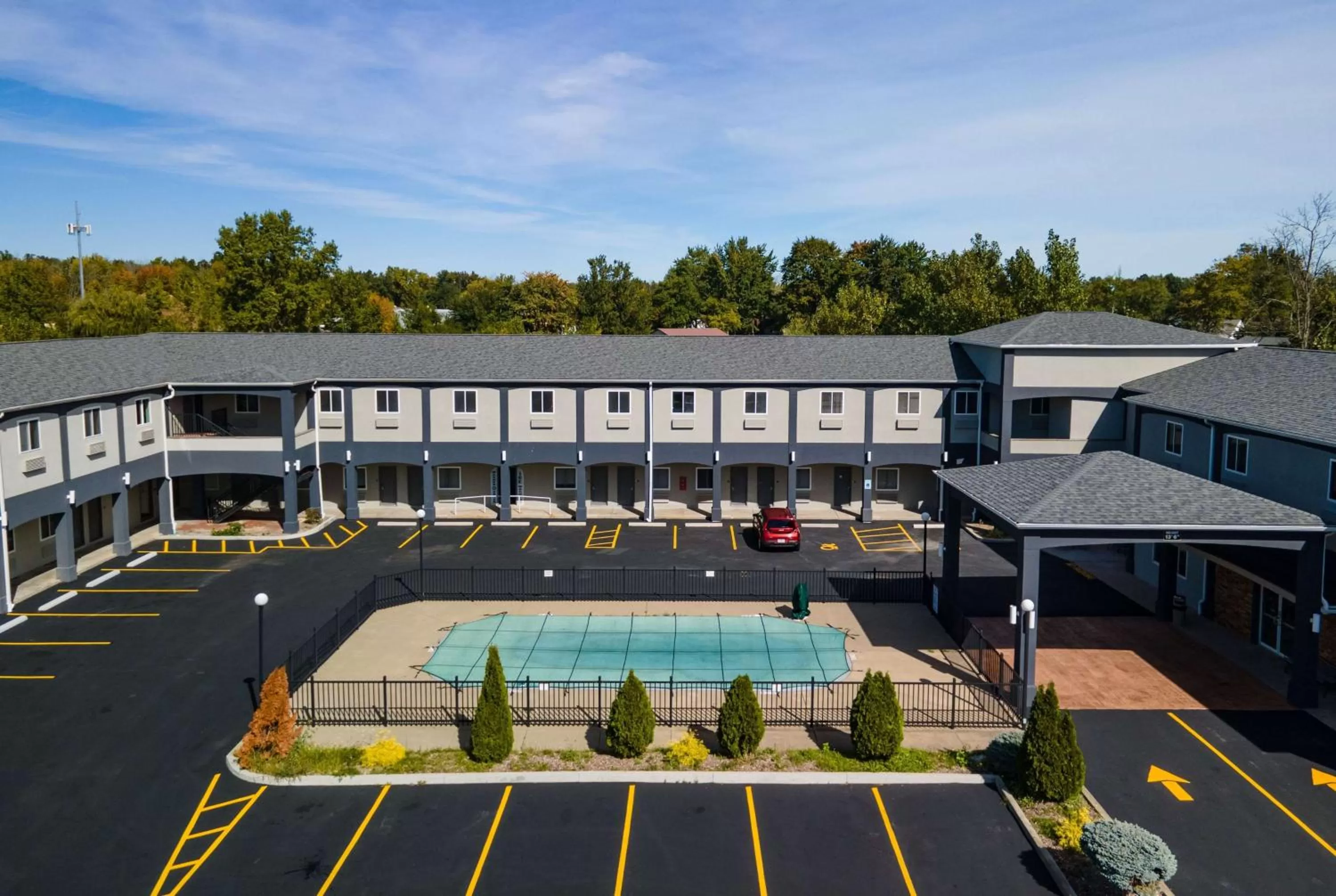 Property building in Days Inn & Suites by Wyndham Niagara Falls/Buffalo