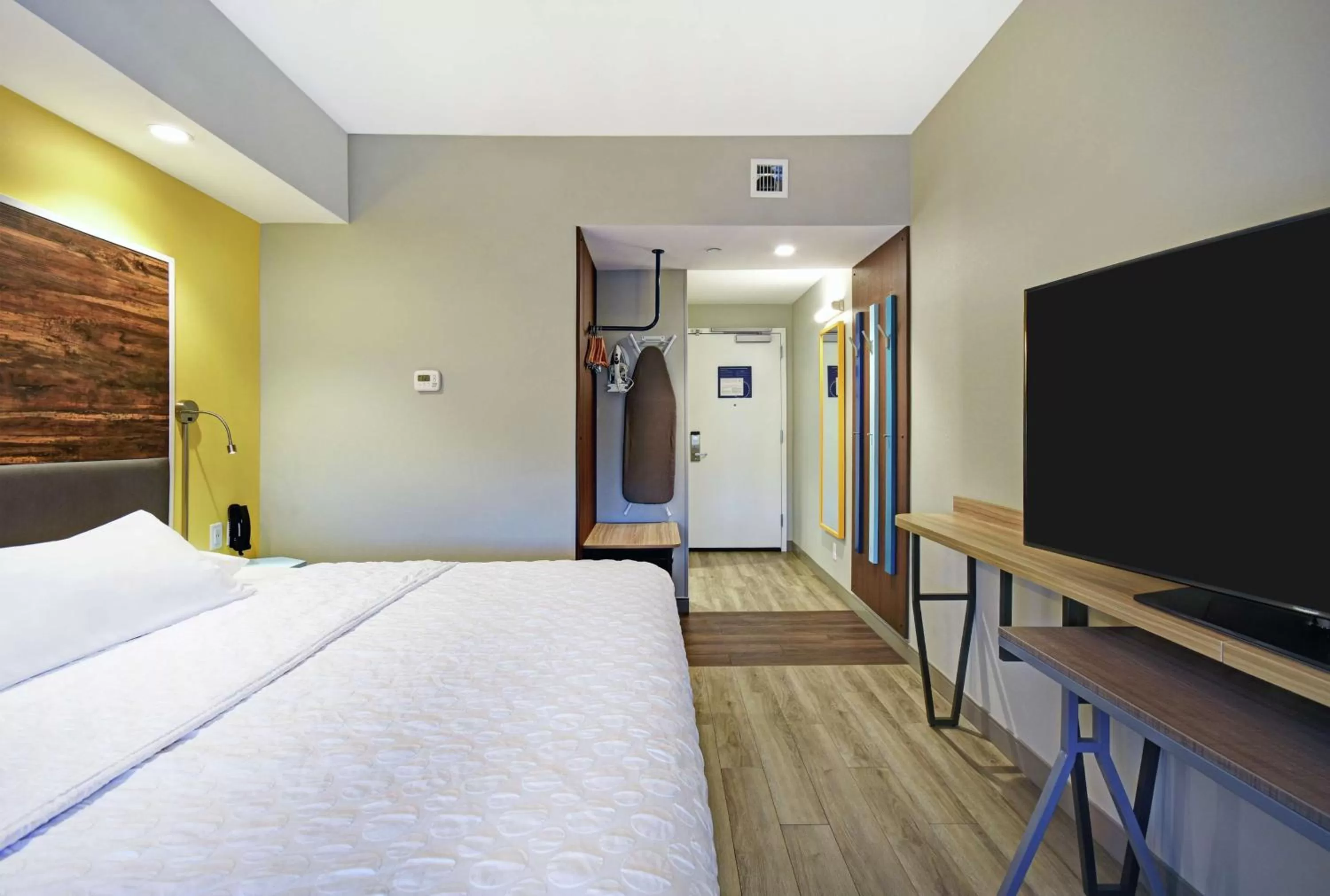 Bedroom, Bed in Tru By Hilton Portland Airport Area Me