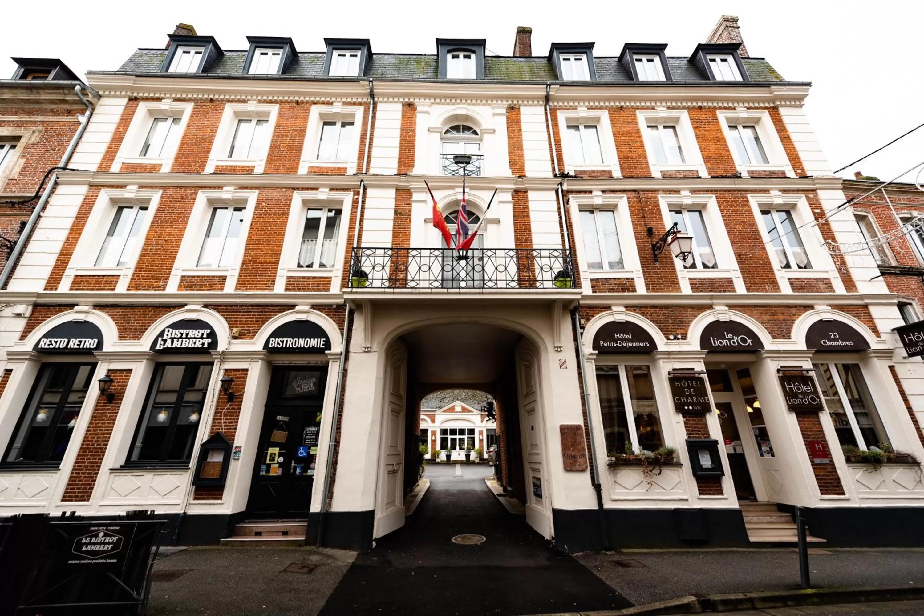 Property building in Hôtel Le Lion D'or