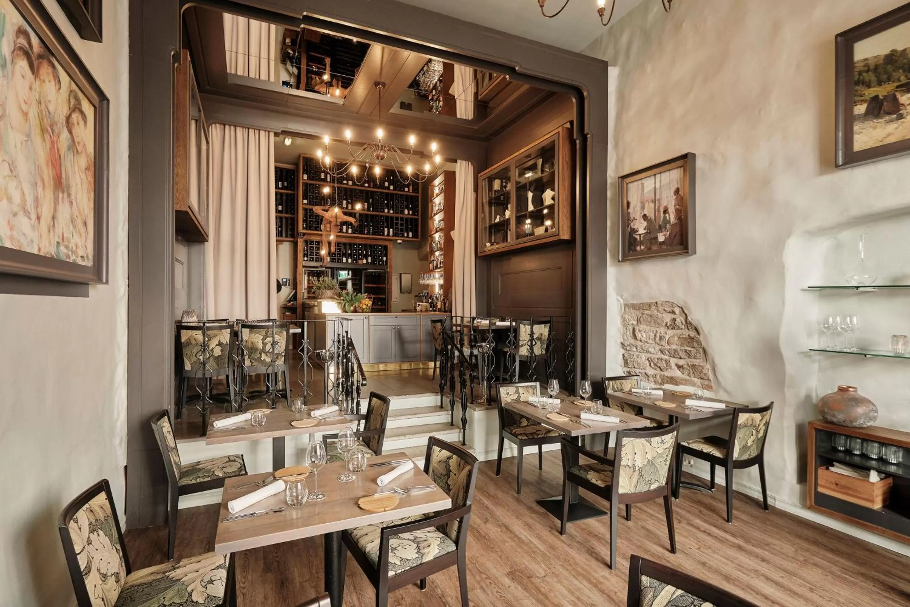 Restaurant/places to eat in CRU Hotel