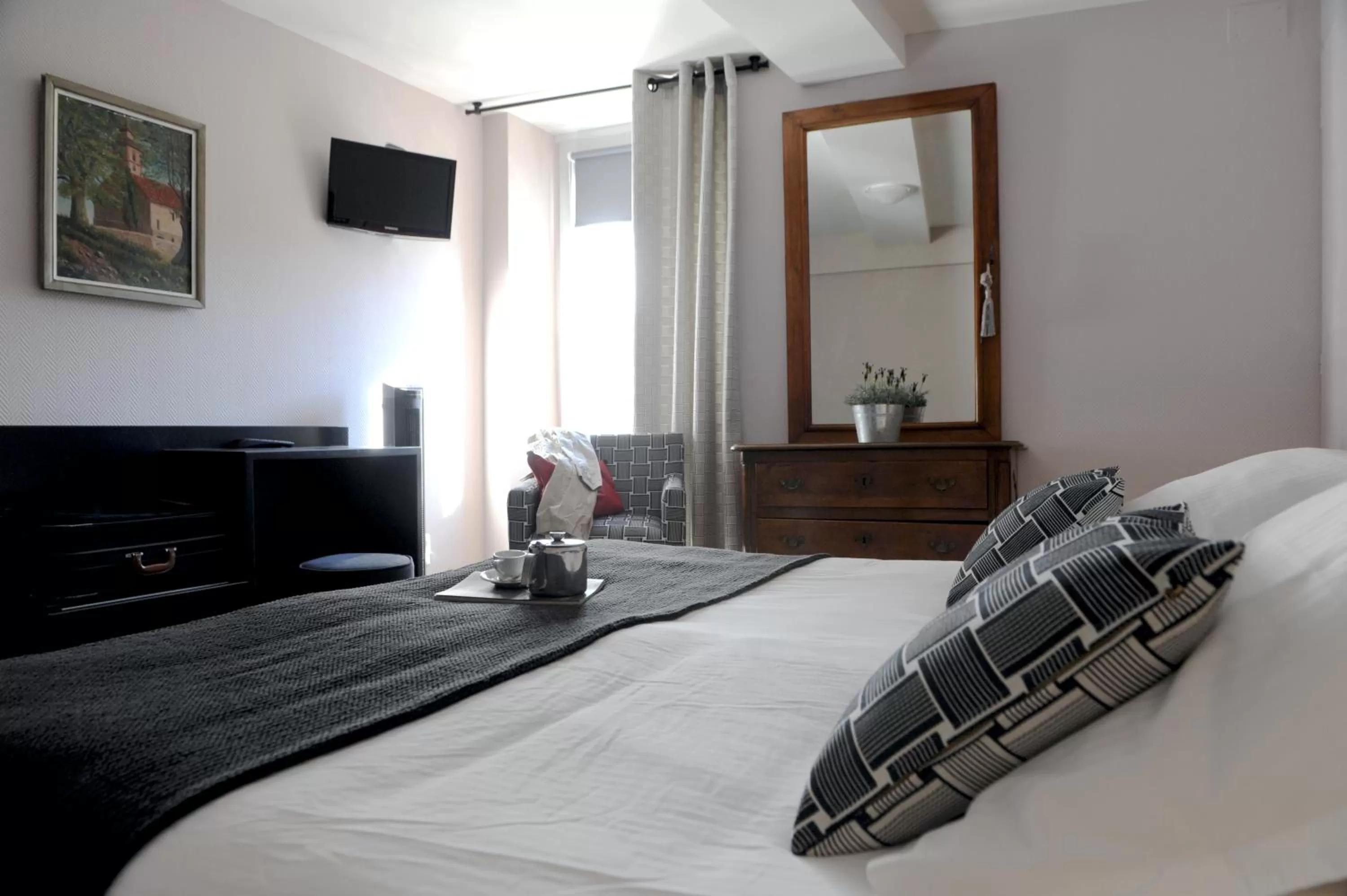 Photo of the whole room, Bed in Logis Hôtel du Chêne