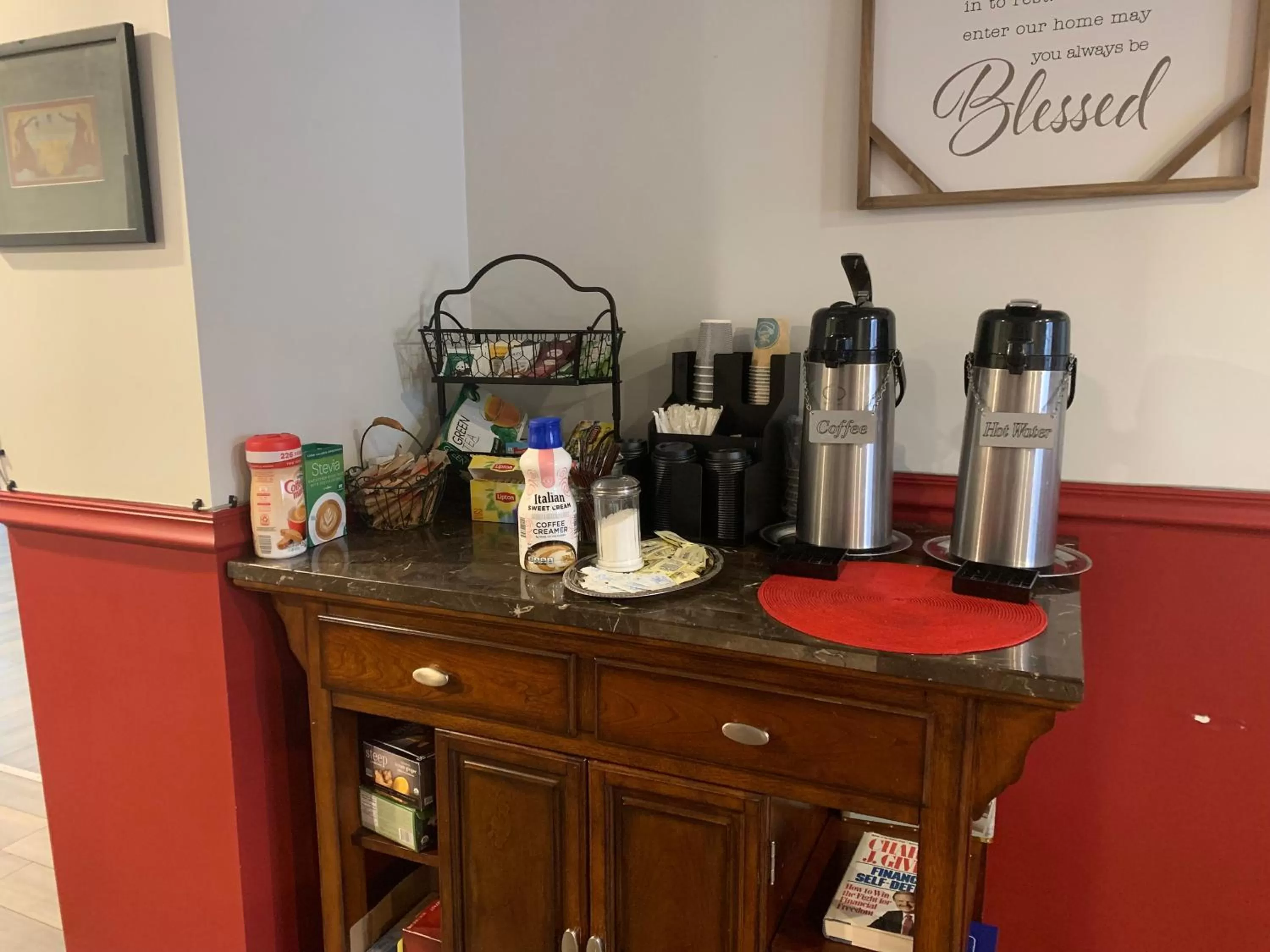 Breakfast in Vinehurst Inn & Suites