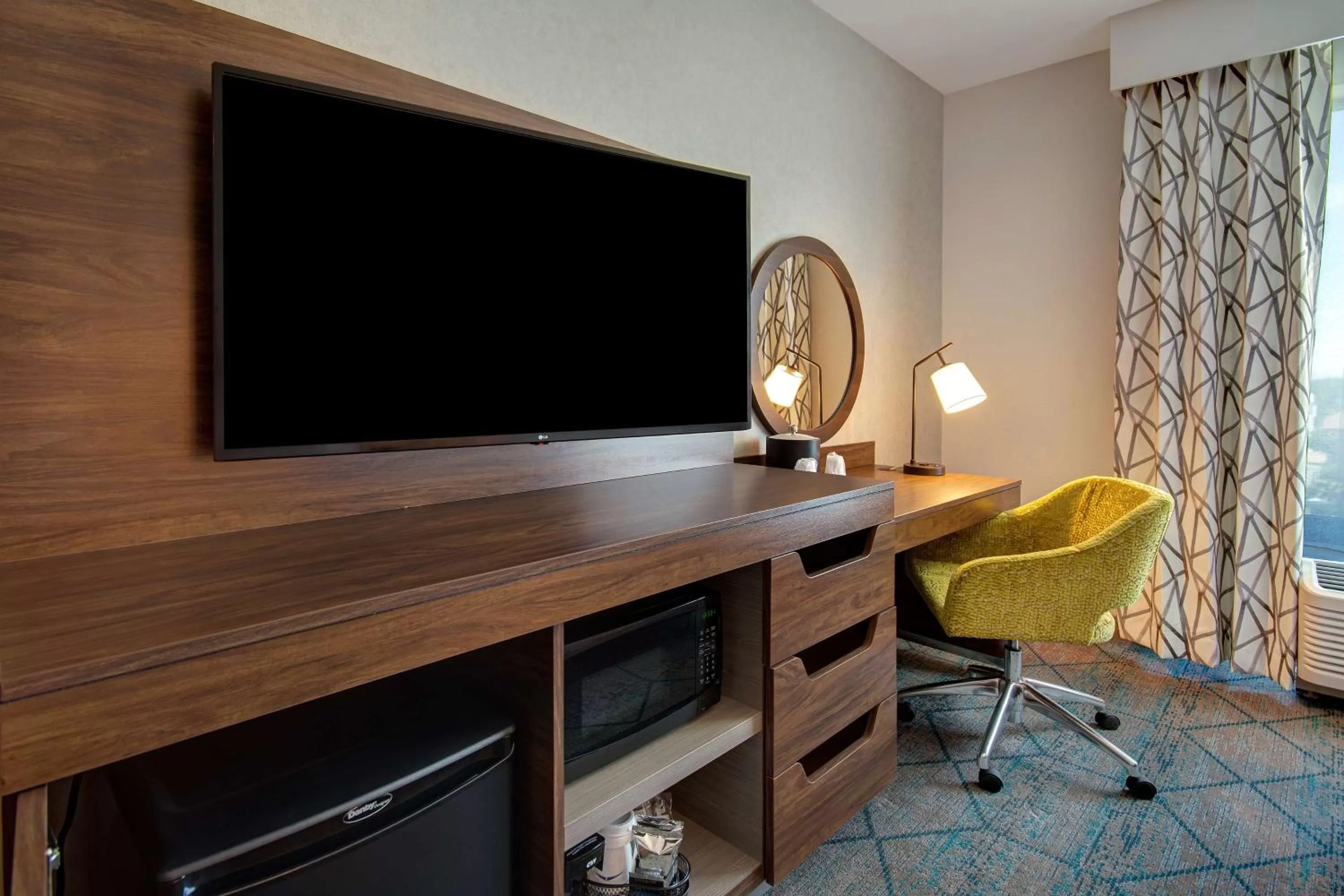 Bedroom in Hampton Inn & Suites Sunnyvale-Silicon Valley, Ca