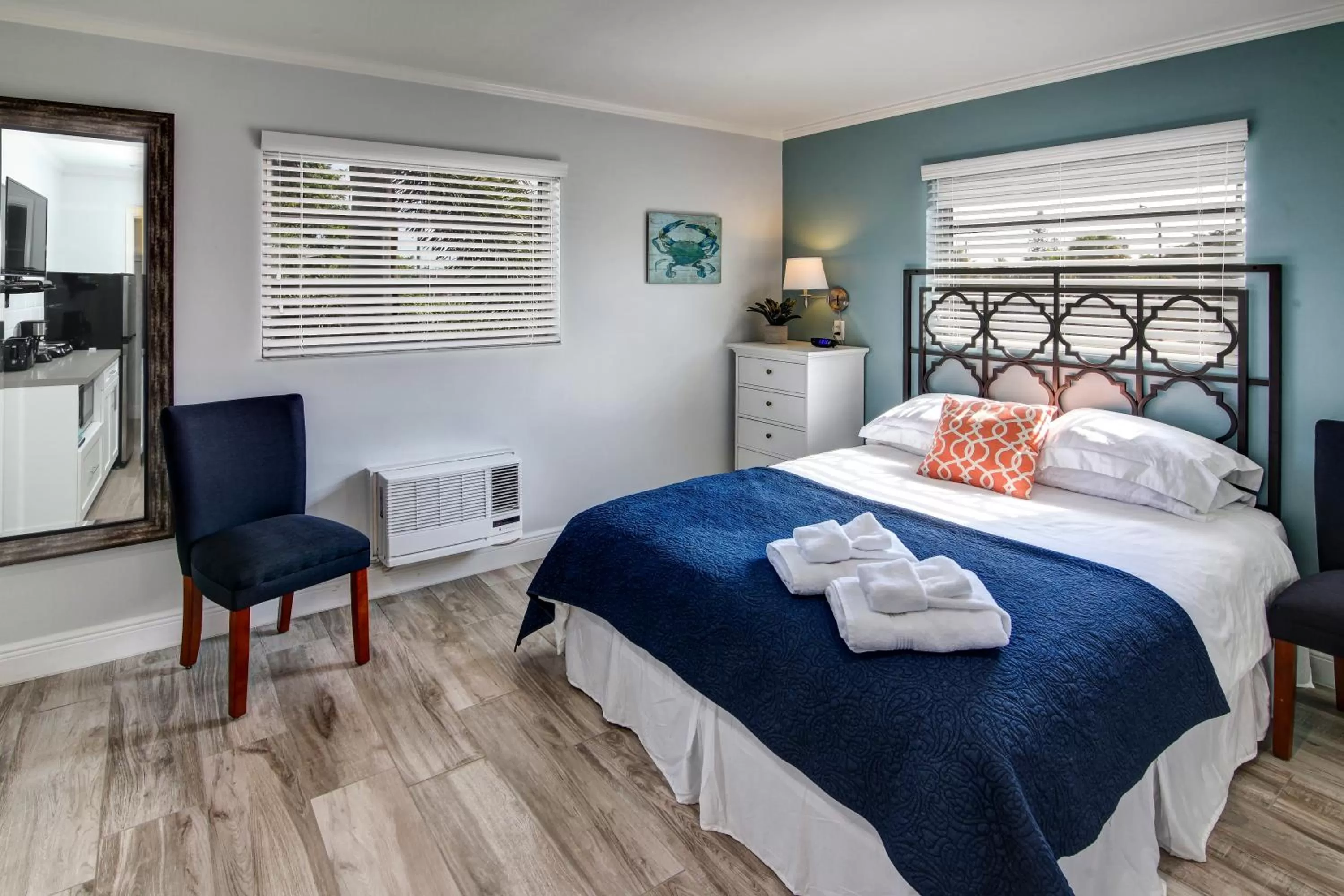 Photo of the whole room, Bed in May-Dee Suites in Florida