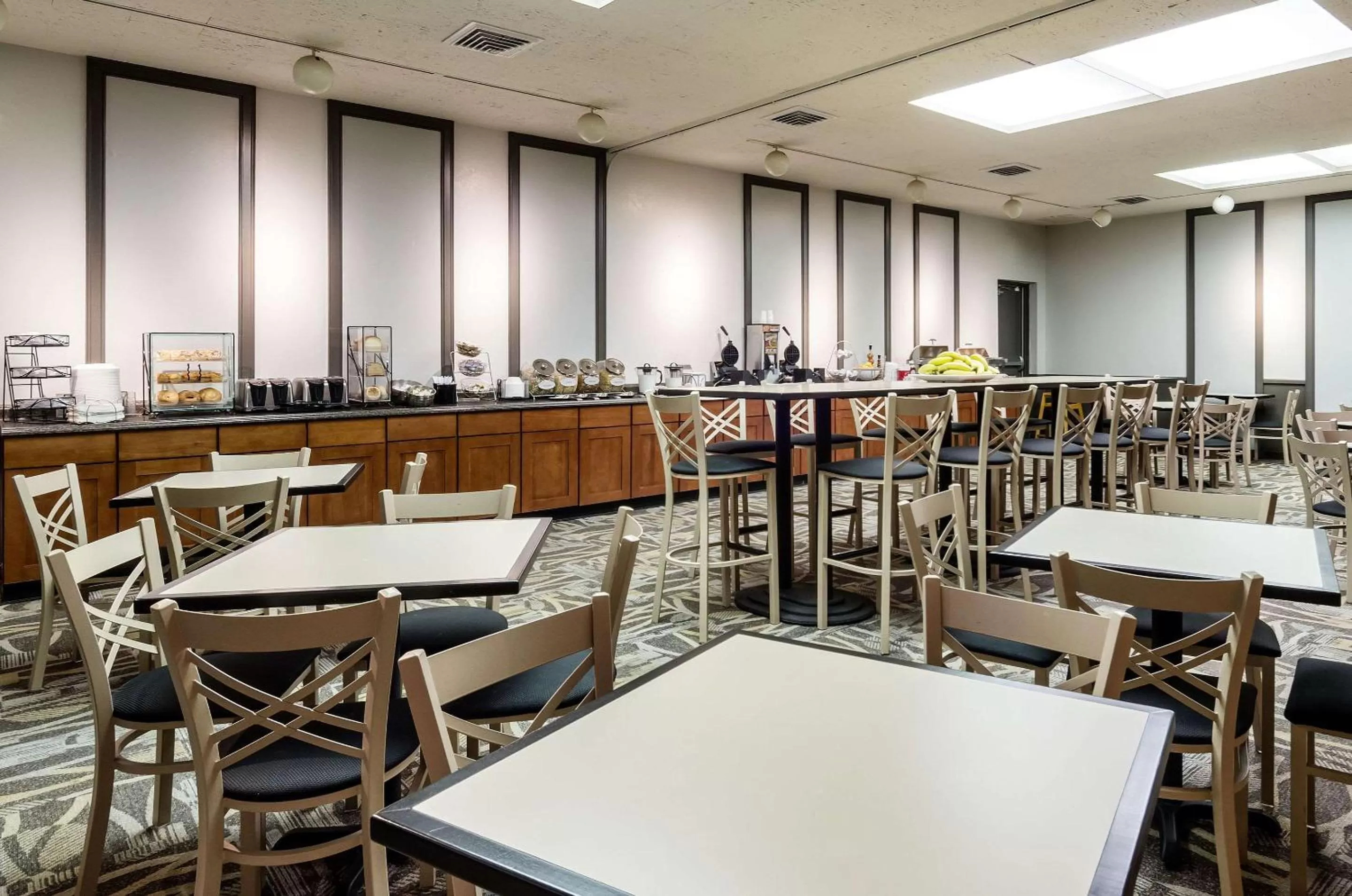 Restaurant/Places to Eat in Clarion Hotel Seekonk - Providence