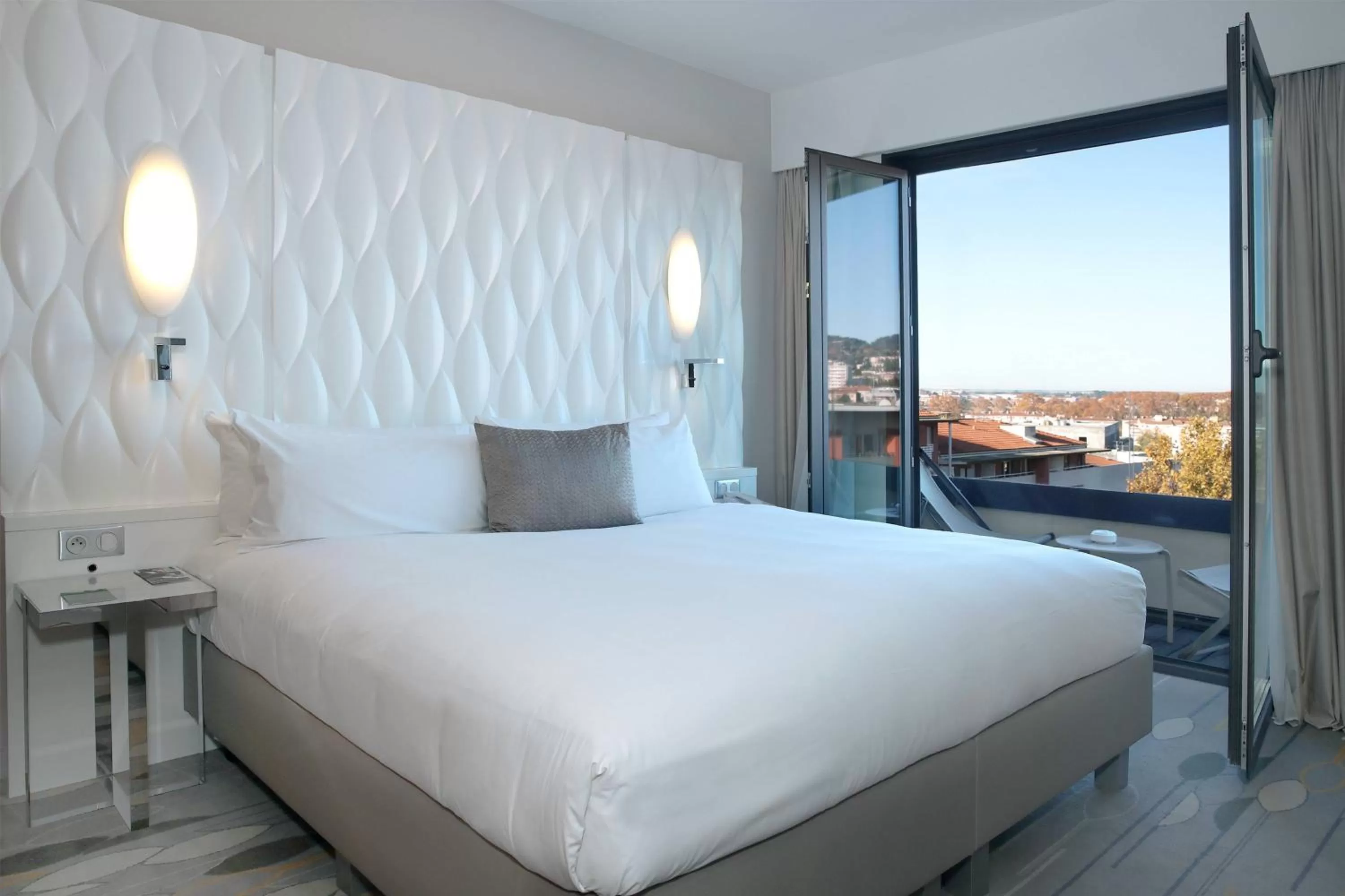 Photo of the whole room, Bed in Renaissance Aix-en-Provence Hotel