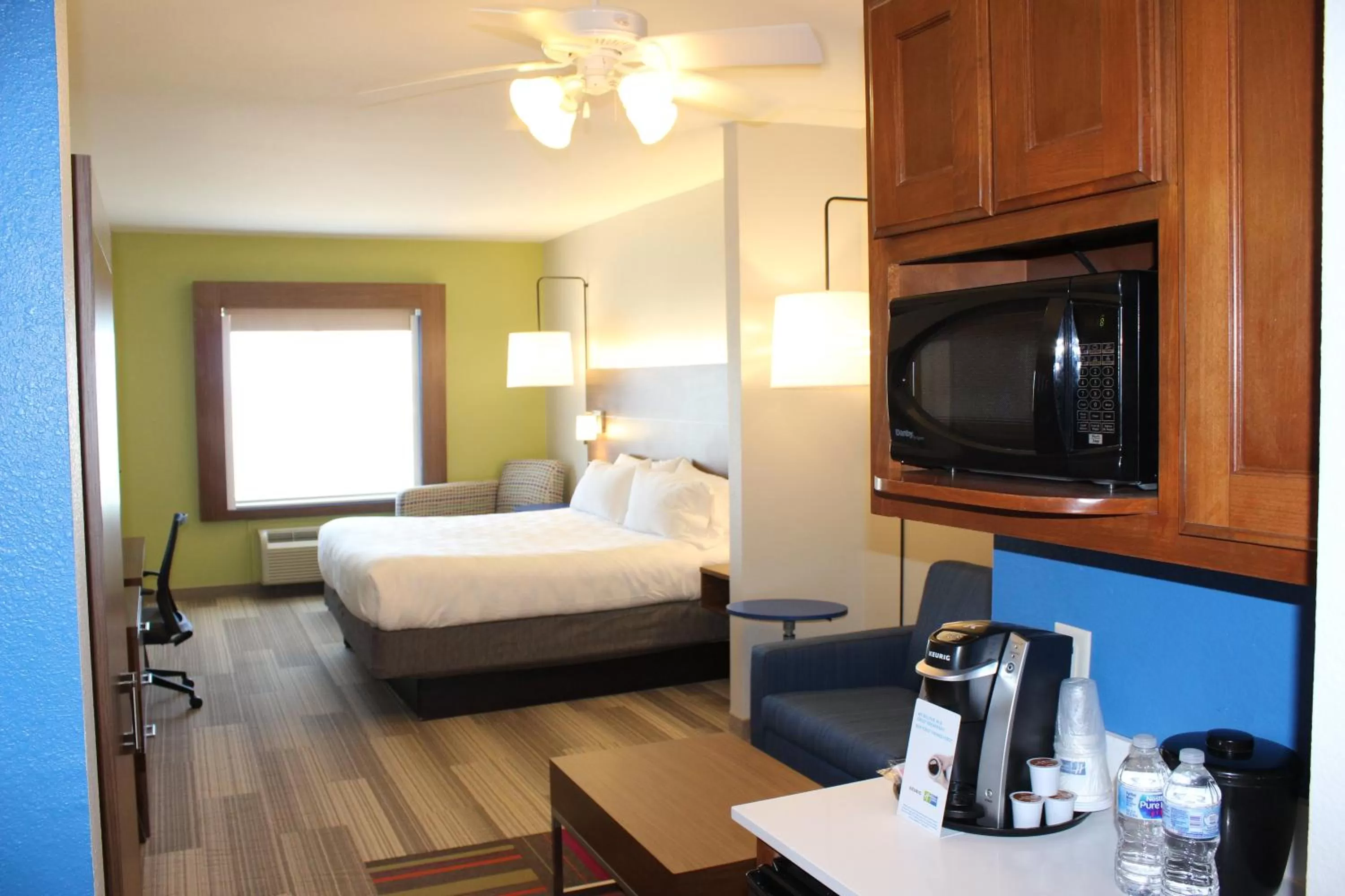 Photo of the whole room, Bed in Holiday Inn Express Hotel & Suites Mansfield by IHG