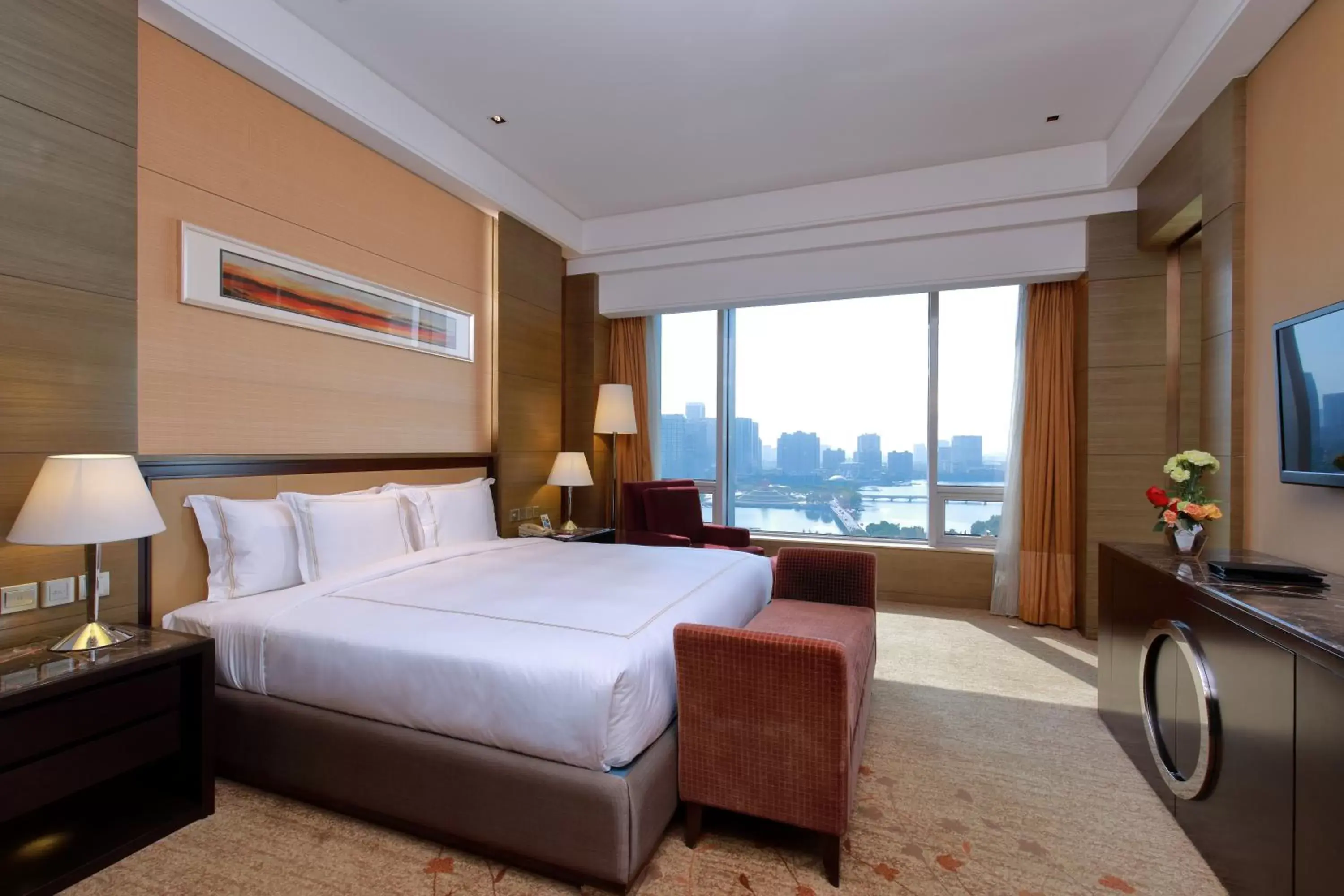 Standard King Room with Lake View - Lounge Access in Crowne Plaza Nanjing Jiangning by IHG Standard King Room with Lake View - Lounge Access in Crowne Plaza Nanjing Jiangning by IHG