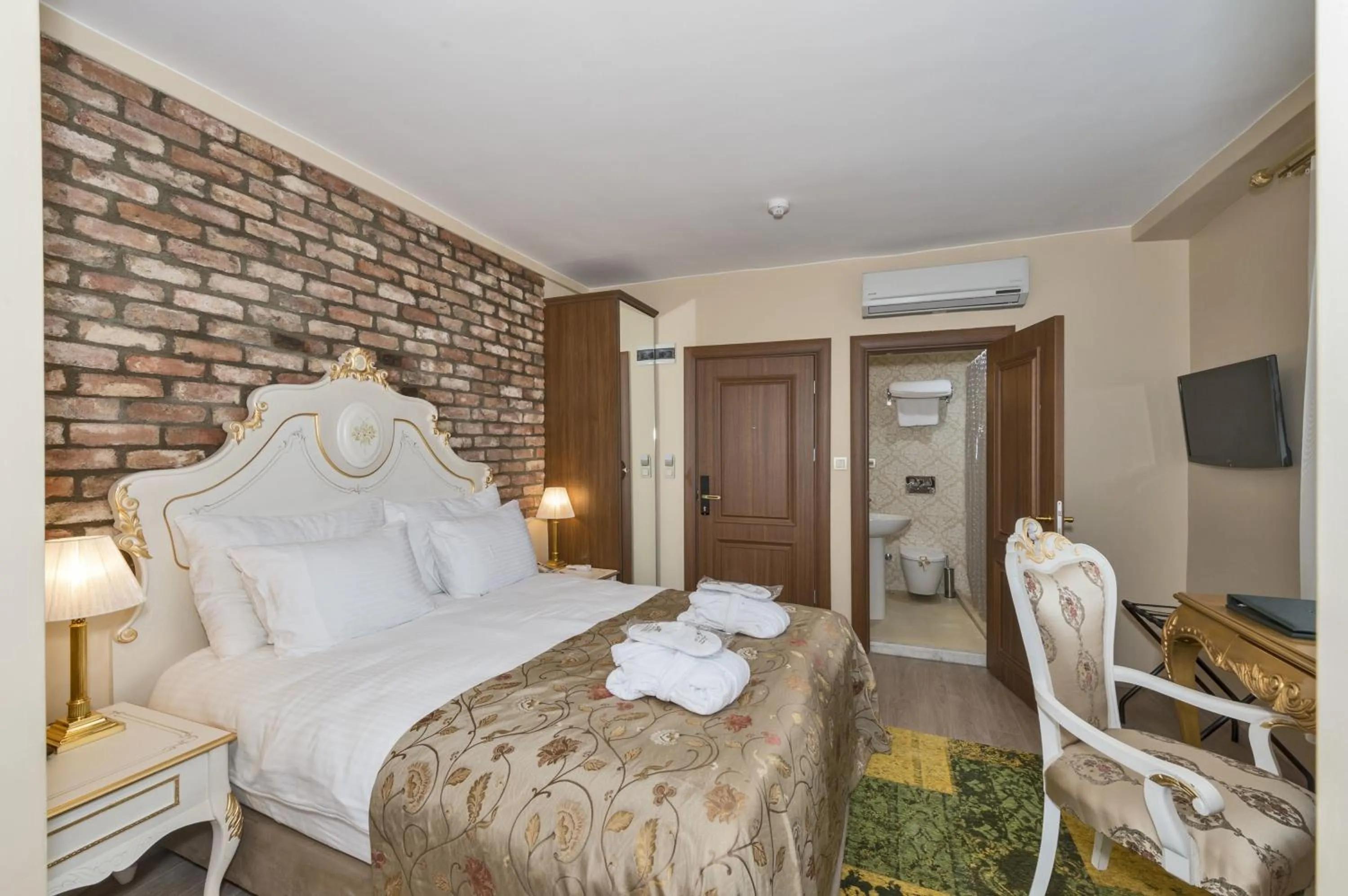 Bedroom in By Murat Royal Hotel Galata