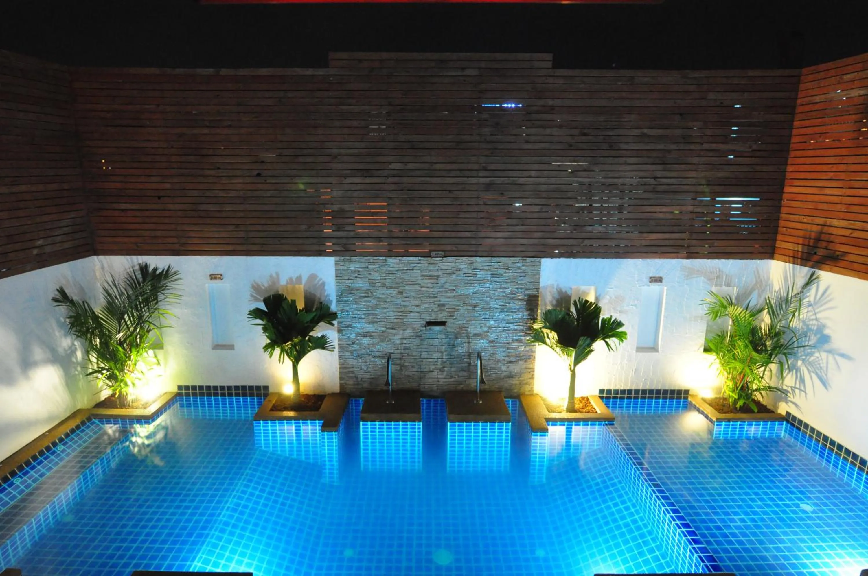 Swimming pool in Forty Winks Phuket Hotel