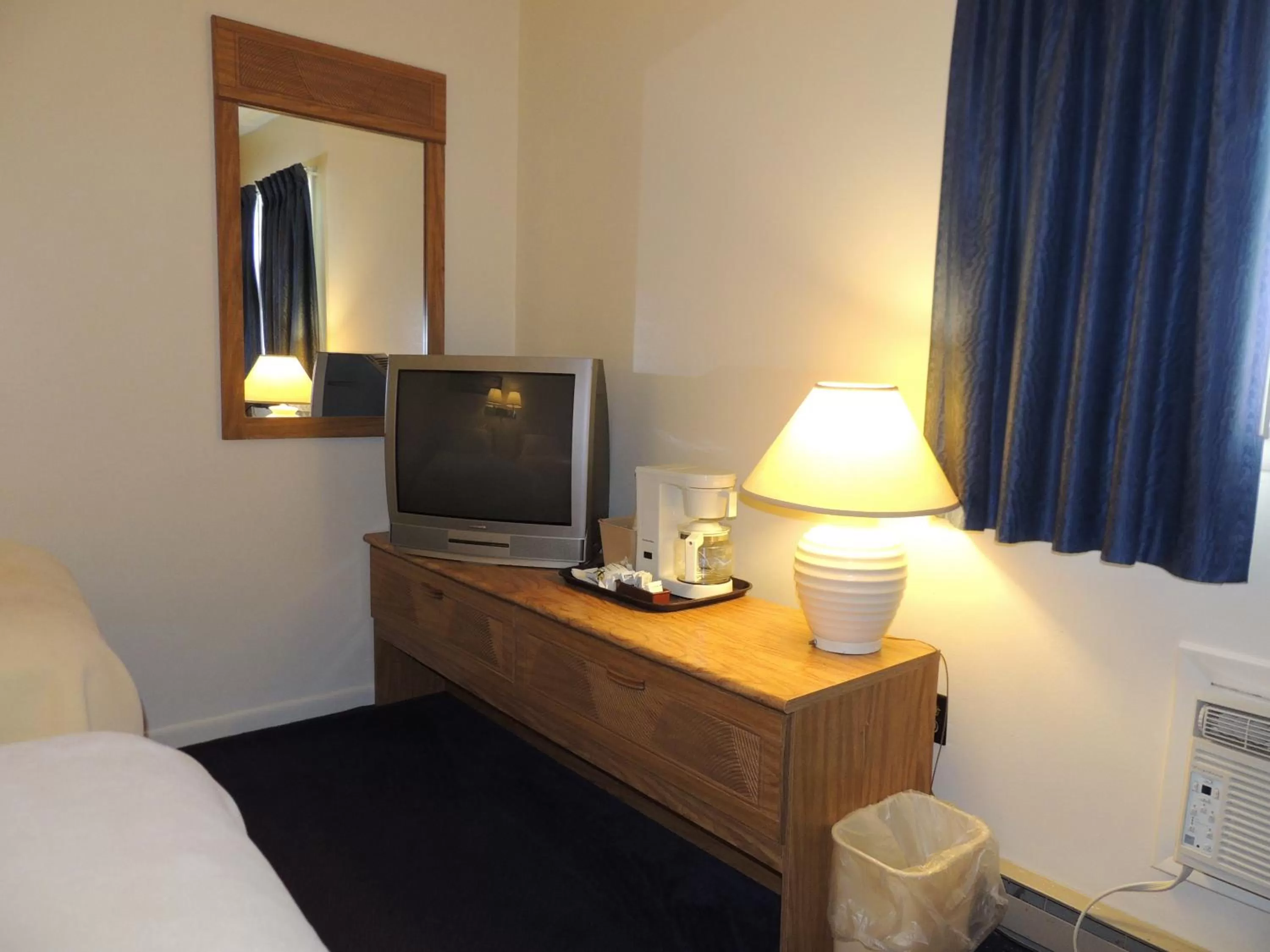 Living room, Bed in White Caps Motel and RV Park