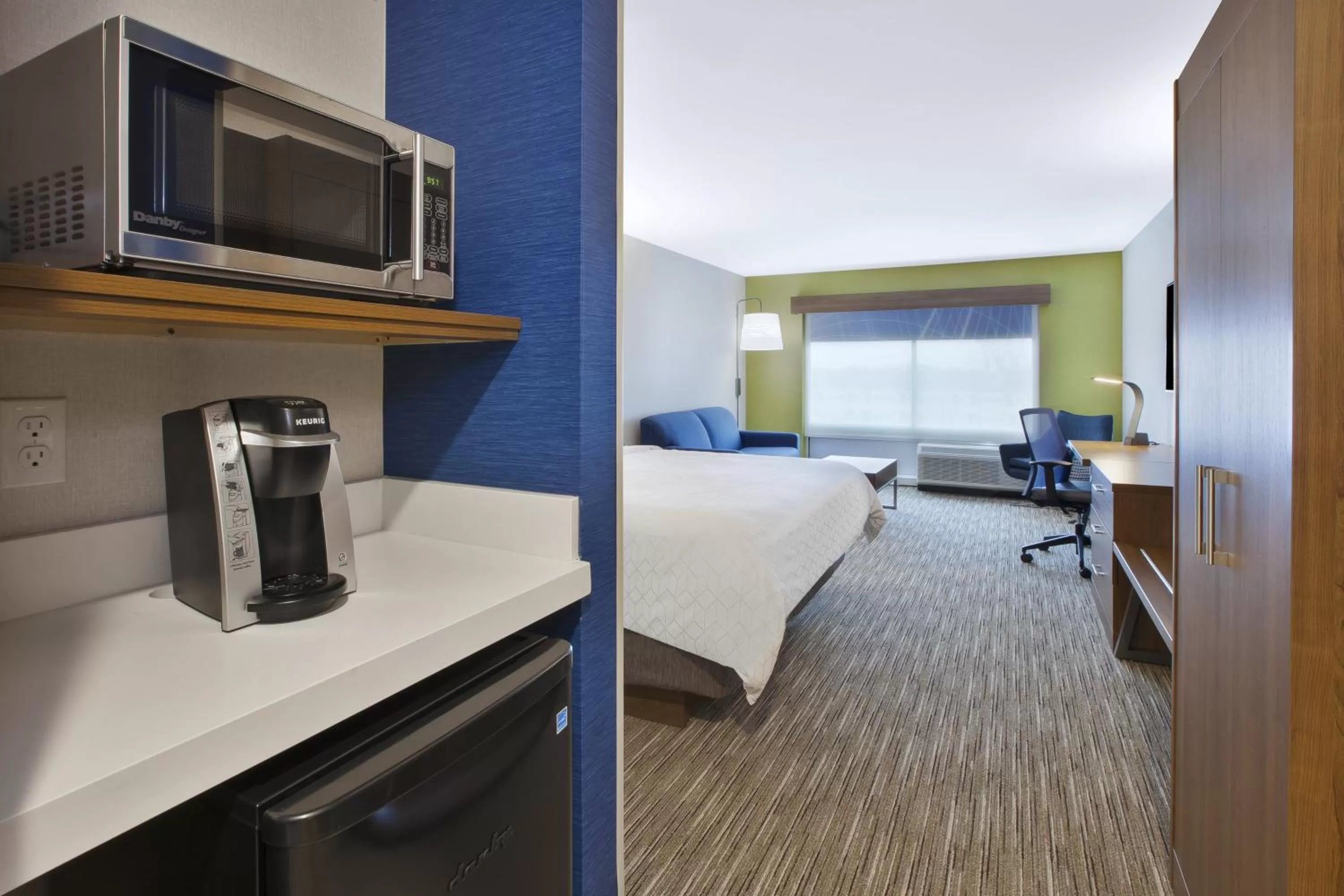 Photo of the whole room, Bed in Holiday Inn Express & Suites Grand Rapids Airport North by IHG