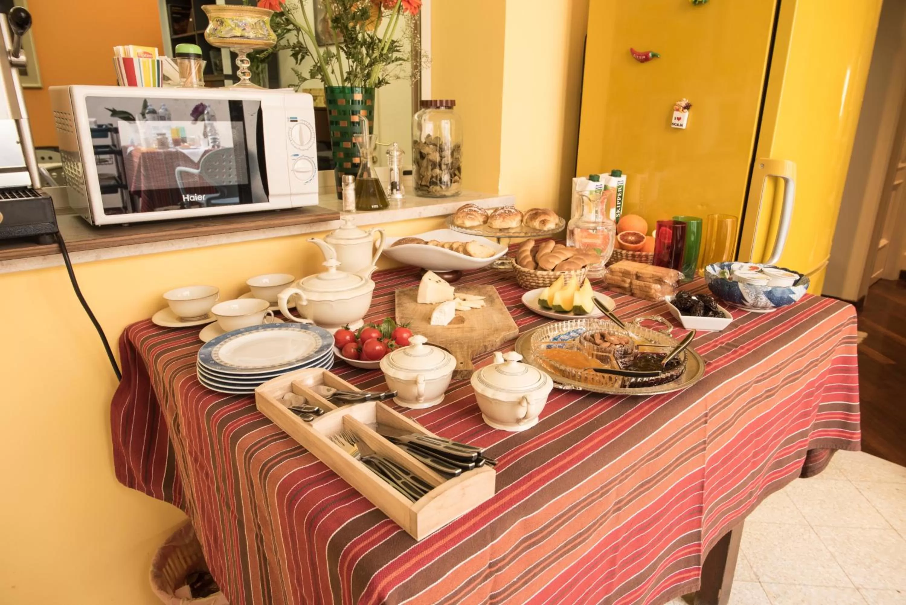 Buffet breakfast in B&B Via Roma