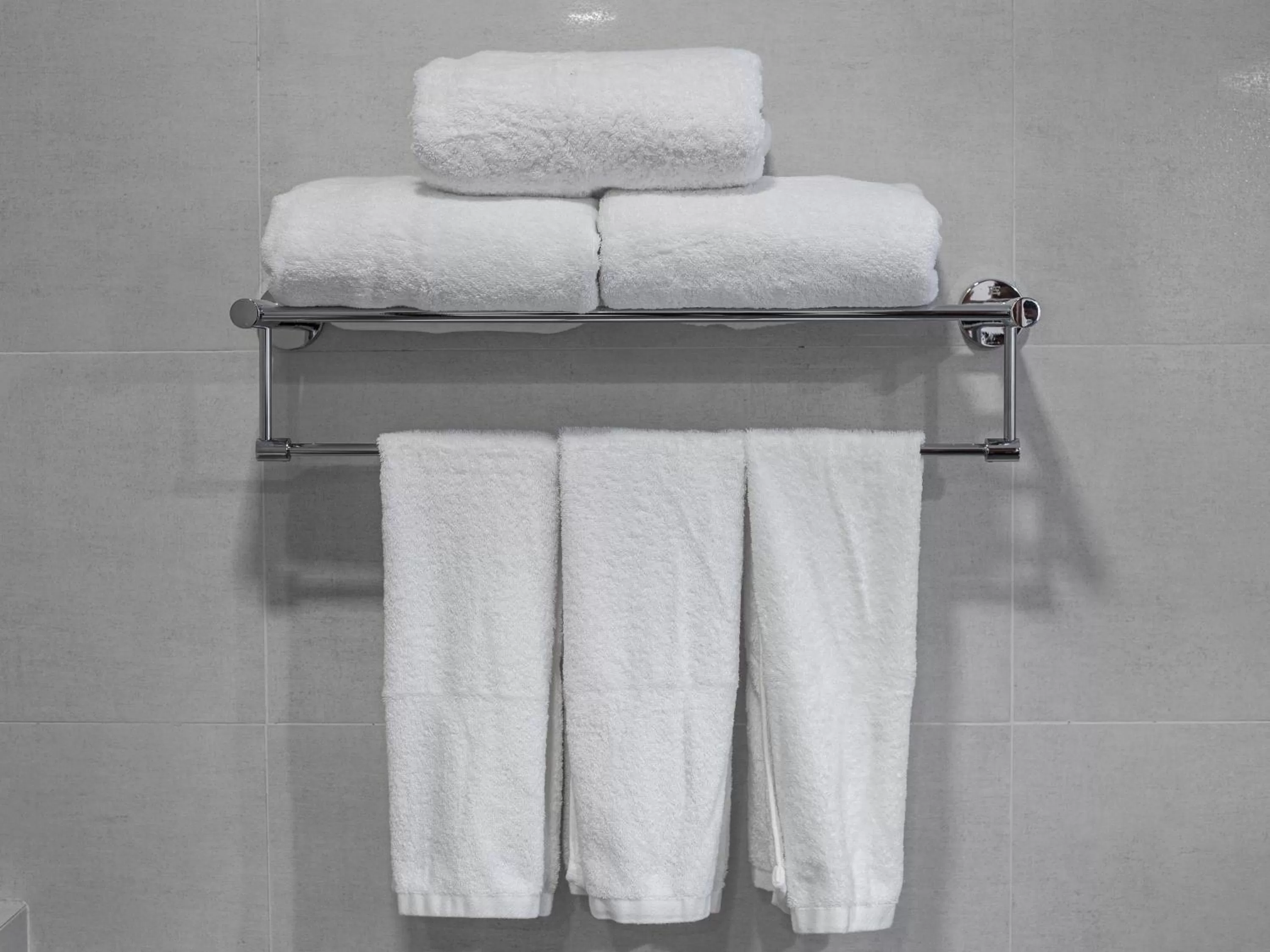 Bathroom, Bunk Bed in Homewood Hotel