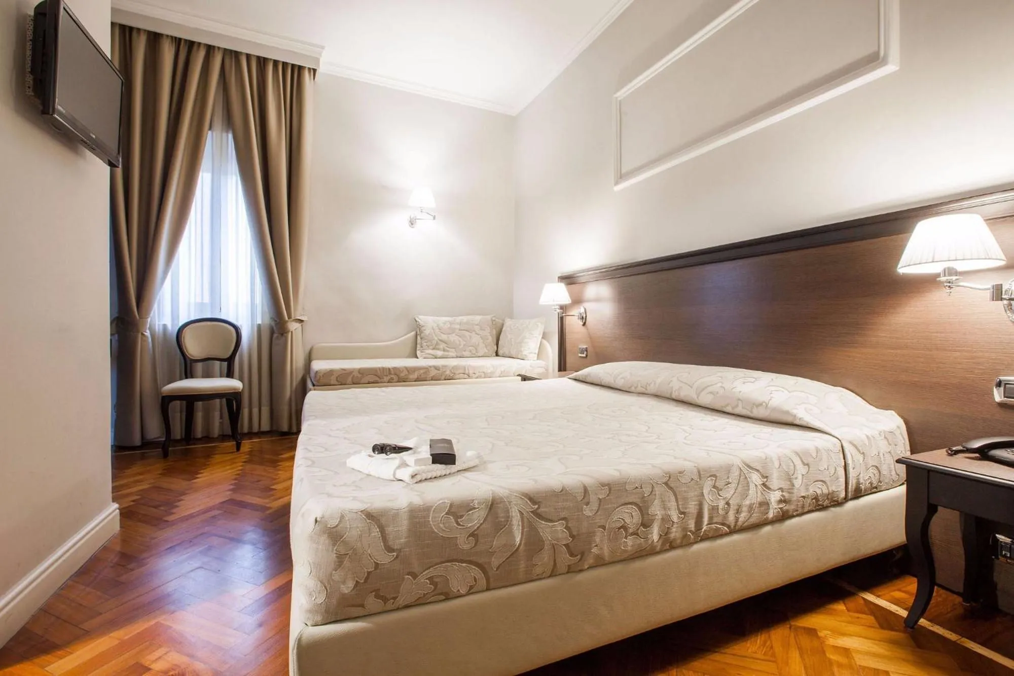 Bed in Hotel Lombardia